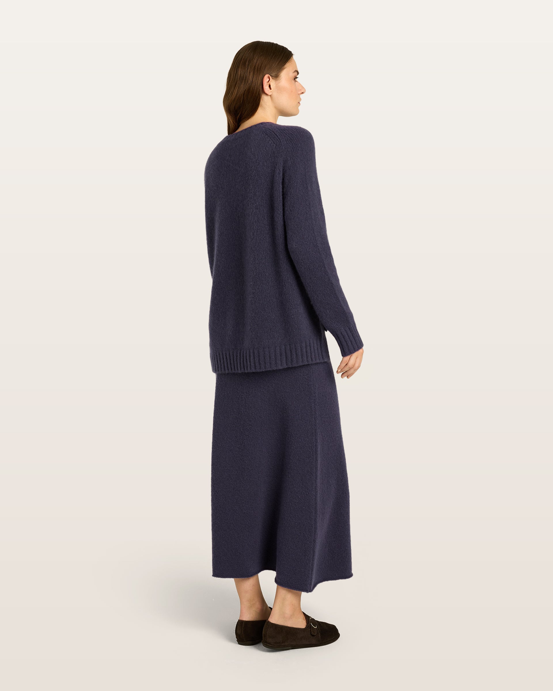 Damen Pullover aus 75 % Kaschmir und 25 % Seide in Graphit Grey – glatt gestrickter Pullover in mittelschwerer Qualität mit lockerer Passform, Rundhalsausschnitt mit Kragen in Rippstruktur, Sattelschulter sowie langen Ärmeln. Ärmelbündchen, Saum und Seiten sind in Rippstruktur gearbeitet. Das verlängerte Rückenteil und die Schlitze an den Seitennähten verleihen dem Modell eine moderne, lässige Silhouette.
