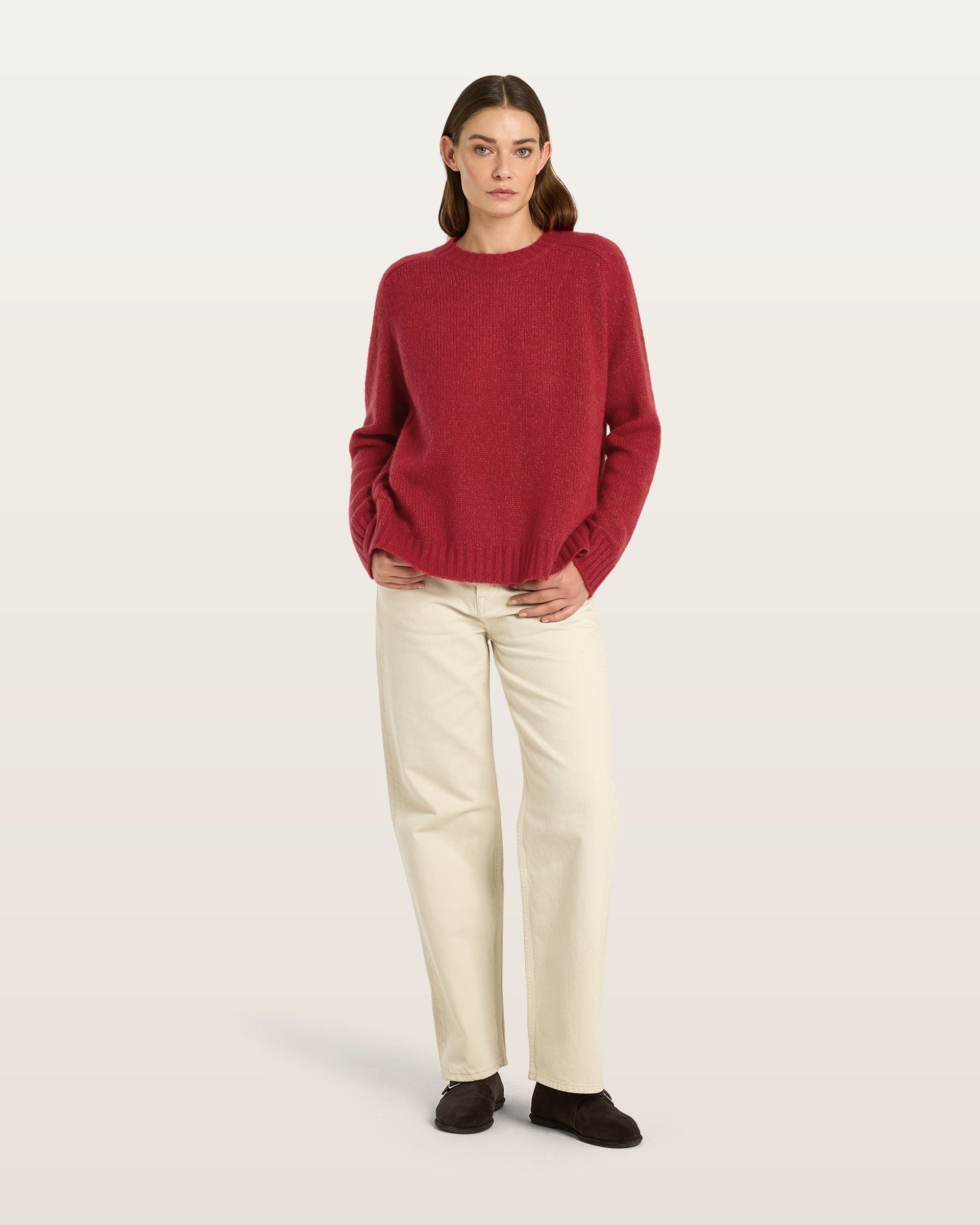 Damen Pullover aus 75 % Kaschmir und 25 % Seide in Royal Garnet – glatt gestrickter Pullover in mittelschwerer Qualität mit lockerer Passform, Rundhalsausschnitt mit Kragen in Rippstruktur, Sattelschulter sowie langen Ärmeln. Ärmelbündchen, Saum und Seiten sind in Rippstruktur gearbeitet. Das verlängerte Rückenteil und die Schlitze an den Seitennähten verleihen dem Modell eine moderne, lässige Silhouette.
