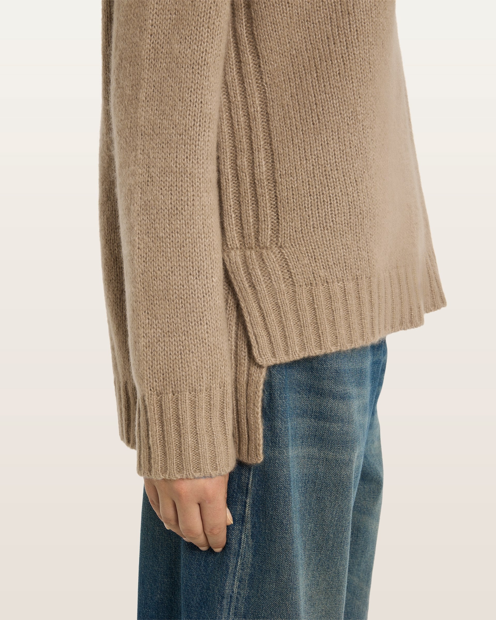 Damen Pullover aus 75 % Kaschmir und 25 % Seide in Warm Sand – glatt gestrickter Pullover in mittelschwerer Qualität mit lockerer Passform, Rundhalsausschnitt mit Kragen in Rippstruktur, Sattelschulter sowie langen Ärmeln. Ärmelbündchen, Saum und Seiten sind in Rippstruktur gearbeitet. Das verlängerte Rückenteil und die Schlitze an den Seitennähten verleihen dem Modell eine moderne, lässige Silhouette.
