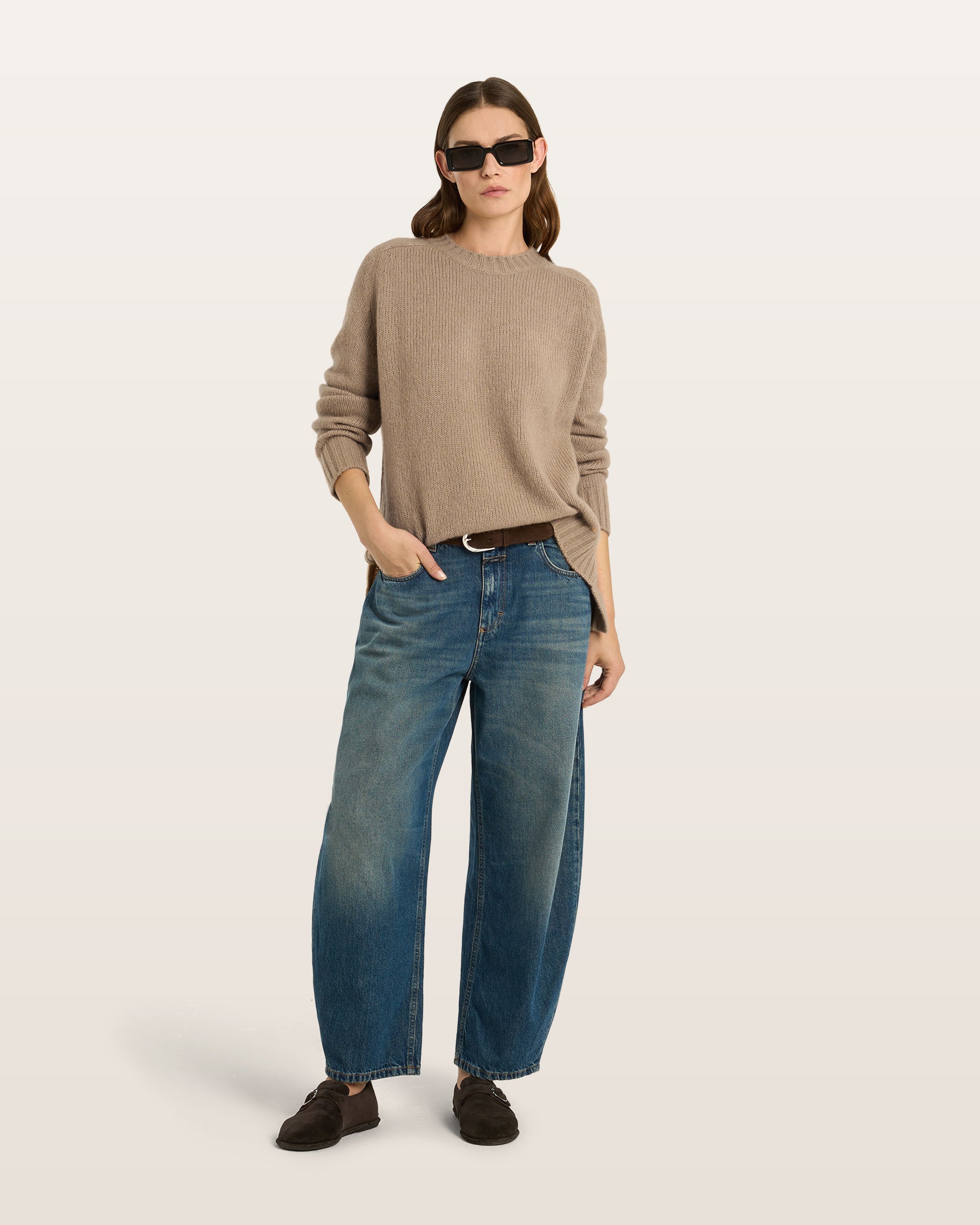 Damen Pullover aus 75 % Kaschmir und 25 % Seide in Warm Sand – glatt gestrickter Pullover in mittelschwerer Qualität mit lockerer Passform, Rundhalsausschnitt mit Kragen in Rippstruktur, Sattelschulter sowie langen Ärmeln. Ärmelbündchen, Saum und Seiten sind in Rippstruktur gearbeitet. Das verlängerte Rückenteil und die Schlitze an den Seitennähten verleihen dem Modell eine moderne, lässige Silhouette.