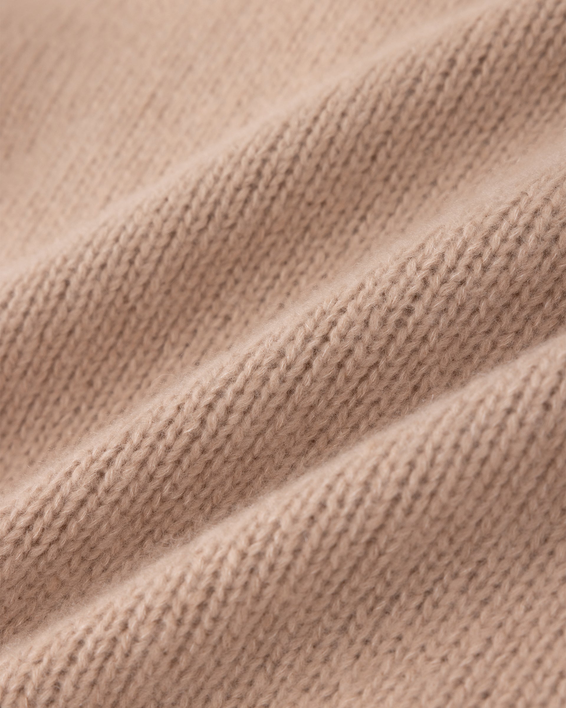 Damen Pullover aus 75 % Kaschmir und 25 % Seide in Rose Beige – glatt gestrickter Pullover in grober Strickqualität mit kastiger, lockerer Passform. Die Schulterpartie mit speziellem Strickmuster setzt einen besonderen Akzent, während der Rundhalsausschnitt mit Kragen in Rippstruktur, überschnittene Schultern und lange, relaxte Ärmel den entspannten Look unterstreichen. Bündchen und Saum in Rippstruktur mit speziellem Strickfinish runden das Design ab.