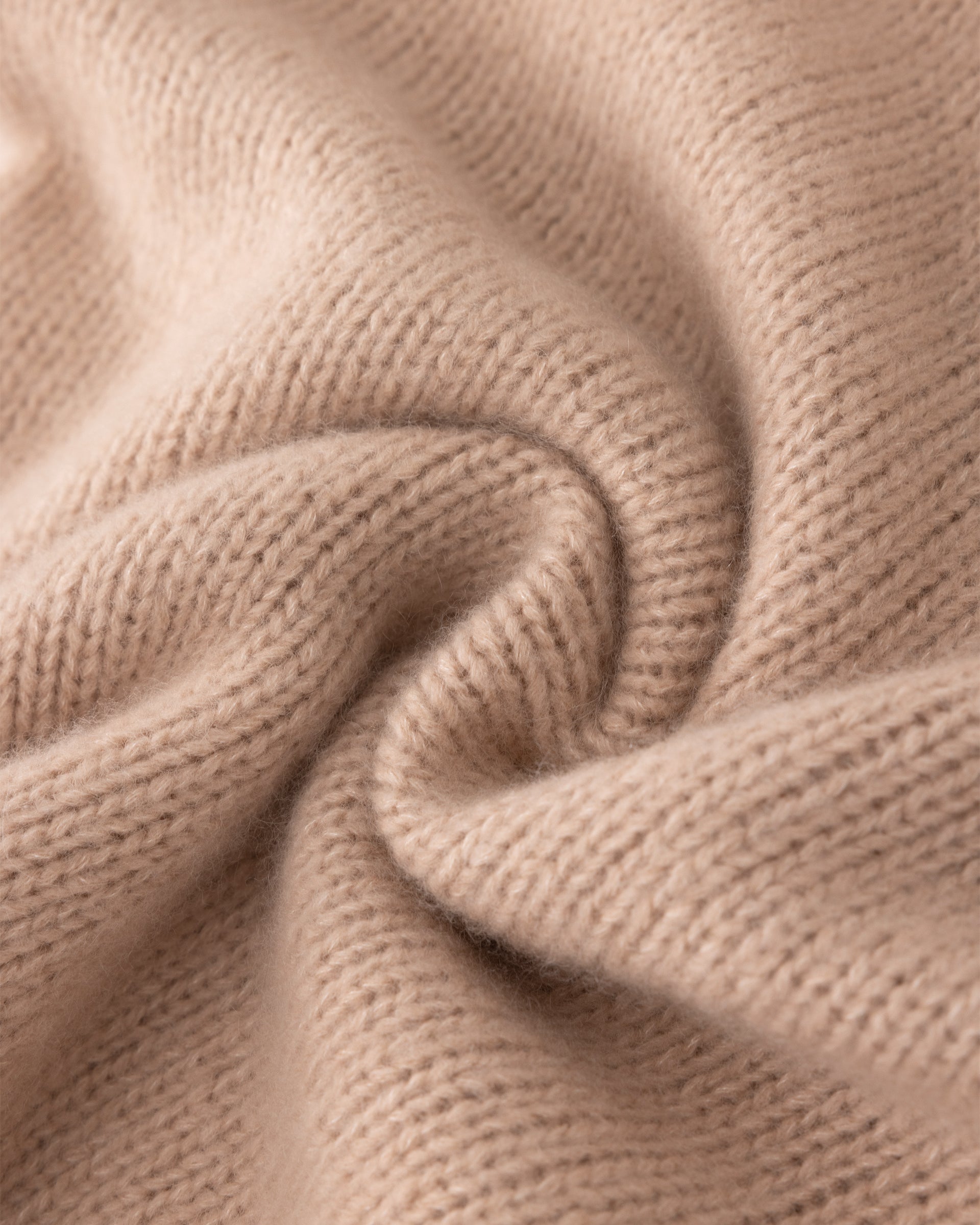 Damen Pullover aus 75 % Kaschmir und 25 % Seide in Rose Beige – glatt gestrickter Pullover in grober Strickqualität mit kastiger, lockerer Passform. Die Schulterpartie mit speziellem Strickmuster setzt einen besonderen Akzent, während der Rundhalsausschnitt mit Kragen in Rippstruktur, überschnittene Schultern und lange, relaxte Ärmel den entspannten Look unterstreichen. Bündchen und Saum in Rippstruktur mit speziellem Strickfinish runden das Design ab.