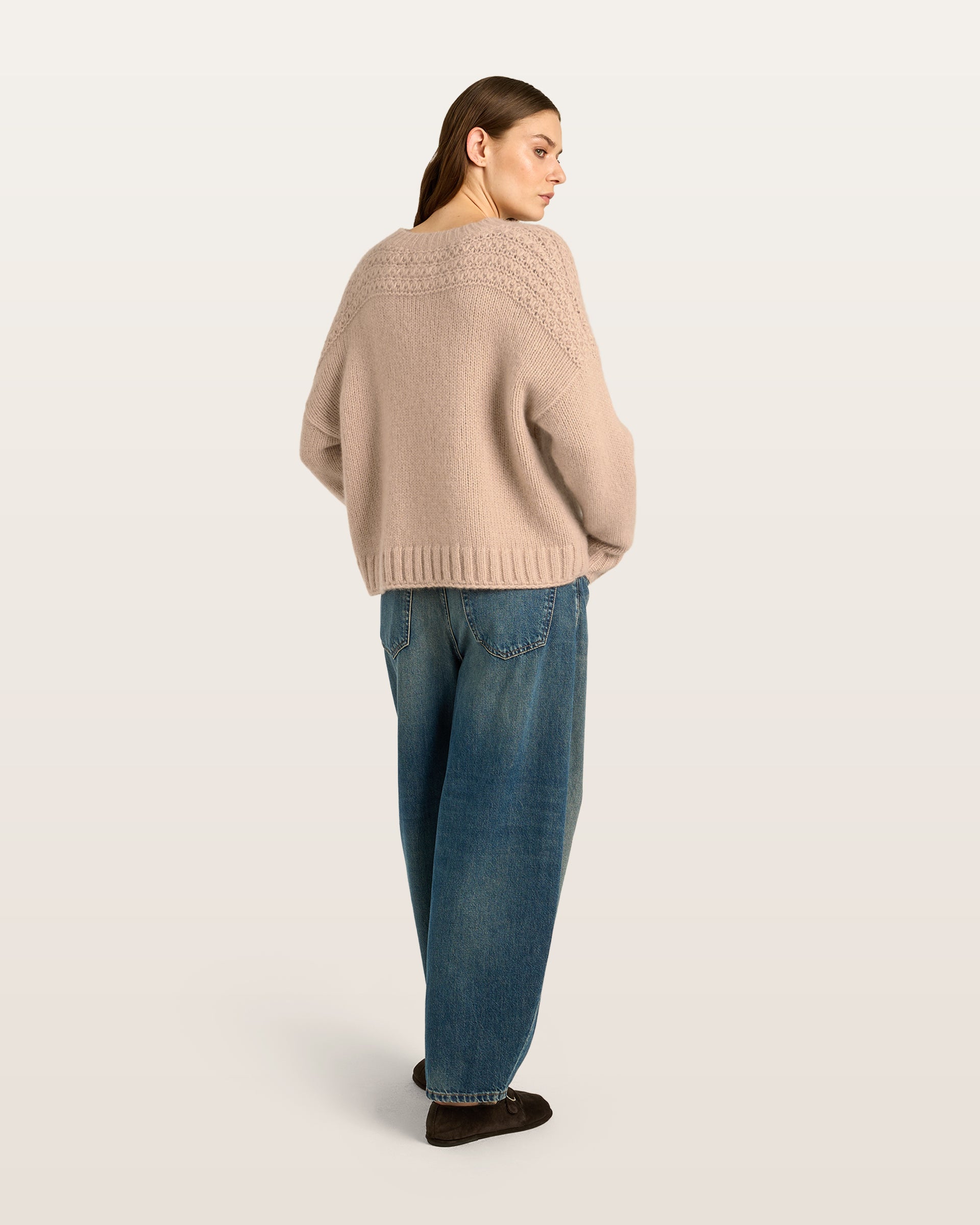Damen Pullover aus 75 % Kaschmir und 25 % Seide in Rose Beige – glatt gestrickter Pullover in grober Strickqualität mit kastiger, lockerer Passform. Die Schulterpartie mit speziellem Strickmuster setzt einen besonderen Akzent, während der Rundhalsausschnitt mit Kragen in Rippstruktur, überschnittene Schultern und lange, relaxte Ärmel den entspannten Look unterstreichen. Bündchen und Saum in Rippstruktur mit speziellem Strickfinish runden das Design ab.
