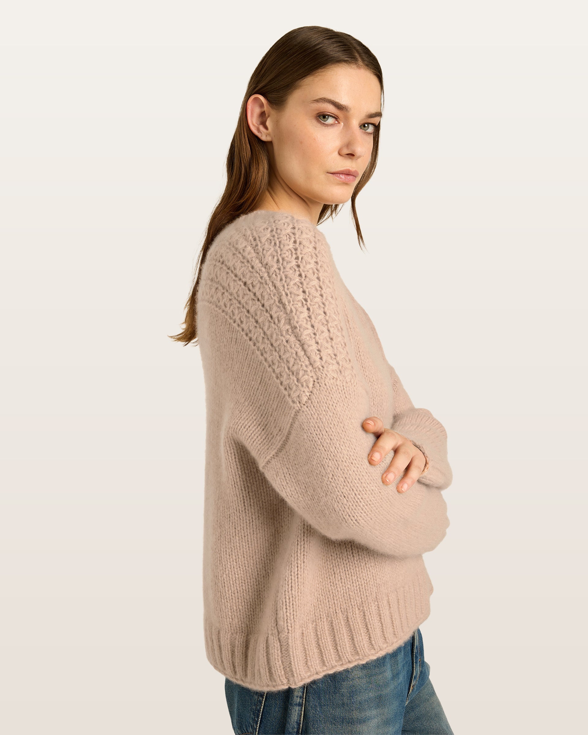 Damen Pullover aus 75 % Kaschmir und 25 % Seide in Rose Beige – glatt gestrickter Pullover in grober Strickqualität mit kastiger, lockerer Passform. Die Schulterpartie mit speziellem Strickmuster setzt einen besonderen Akzent, während der Rundhalsausschnitt mit Kragen in Rippstruktur, überschnittene Schultern und lange, relaxte Ärmel den entspannten Look unterstreichen. Bündchen und Saum in Rippstruktur mit speziellem Strickfinish runden das Design ab.