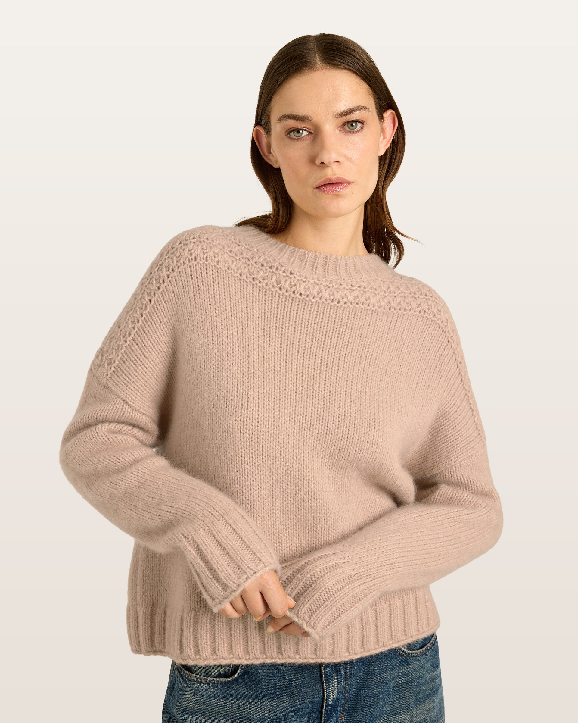 Damen Pullover aus 75 % Kaschmir und 25 % Seide in Rose Beige – glatt gestrickter Pullover in grober Strickqualität mit kastiger, lockerer Passform. Die Schulterpartie mit speziellem Strickmuster setzt einen besonderen Akzent, während der Rundhalsausschnitt mit Kragen in Rippstruktur, überschnittene Schultern und lange, relaxte Ärmel den entspannten Look unterstreichen. Bündchen und Saum in Rippstruktur mit speziellem Strickfinish runden das Design ab.