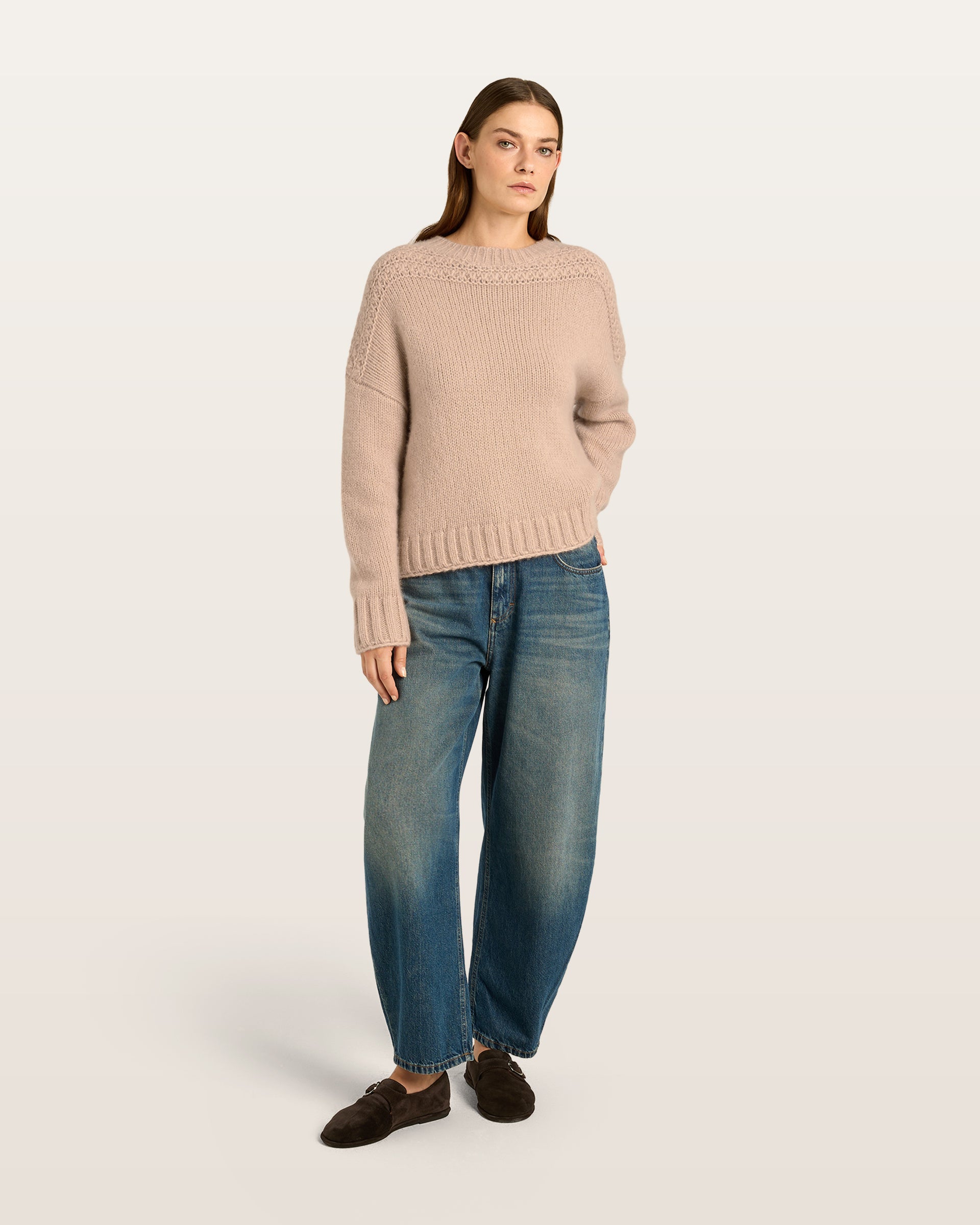 Damen Pullover aus 75 % Kaschmir und 25 % Seide in Rose Beige – glatt gestrickter Pullover in grober Strickqualität mit kastiger, lockerer Passform. Die Schulterpartie mit speziellem Strickmuster setzt einen besonderen Akzent, während der Rundhalsausschnitt mit Kragen in Rippstruktur, überschnittene Schultern und lange, relaxte Ärmel den entspannten Look unterstreichen. Bündchen und Saum in Rippstruktur mit speziellem Strickfinish runden das Design ab.