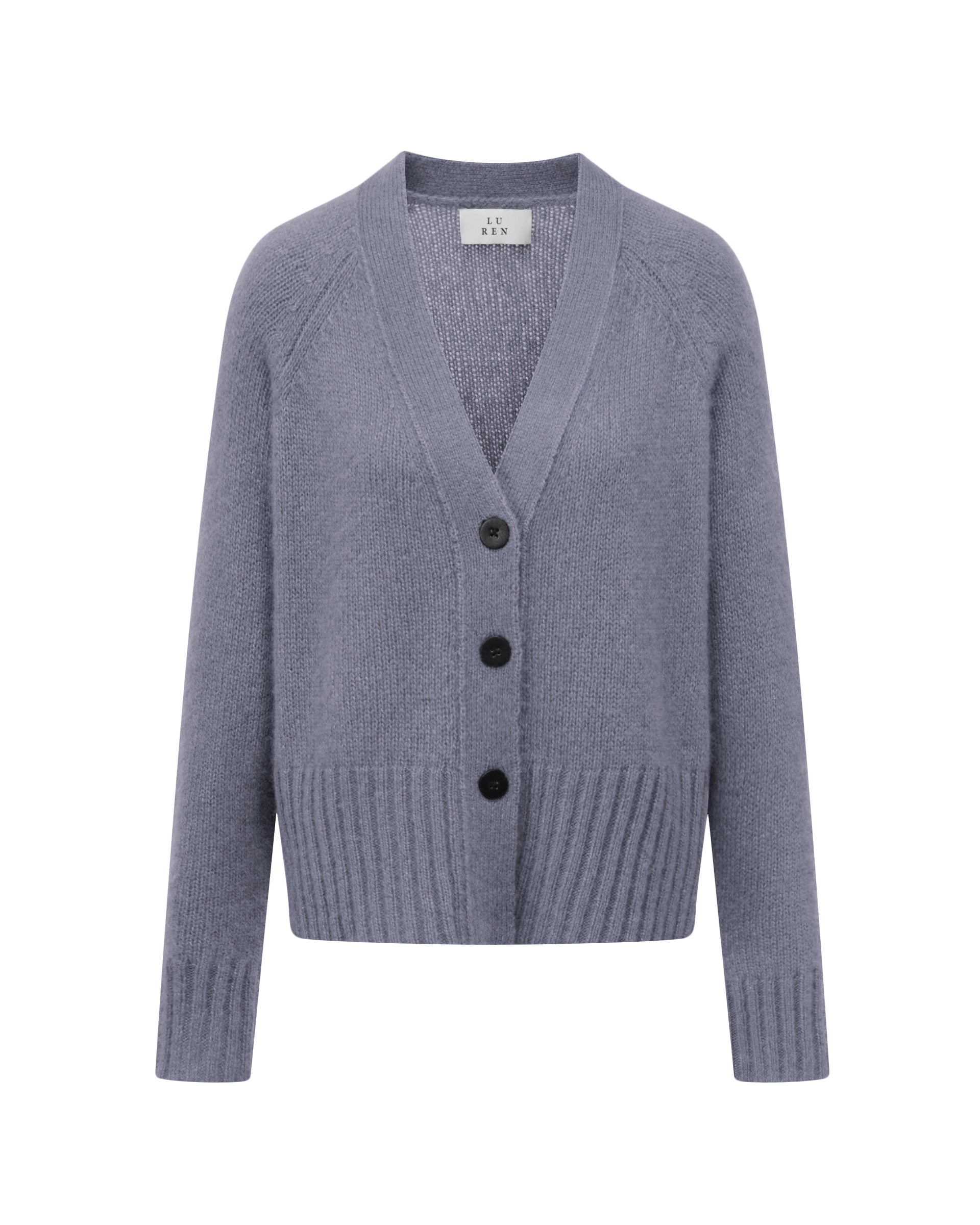 Damen Cardigan aus 75 % Kaschmir und 25 % Seide in Blue Mirage – glatt gestrickter Cardigan in mittelschwerer Qualität mit oversized Form in breiter, kurzer Silhouette. Das Modell verfügt über Raglanärmel, lange, relaxte Ärmel sowie Knöpfe aus waschbarem Leder. Saum und Ärmelbündchen sind in Rippstruktur gearbeitet und verleihen dem Cardigan einen modernen, lässigen Look.