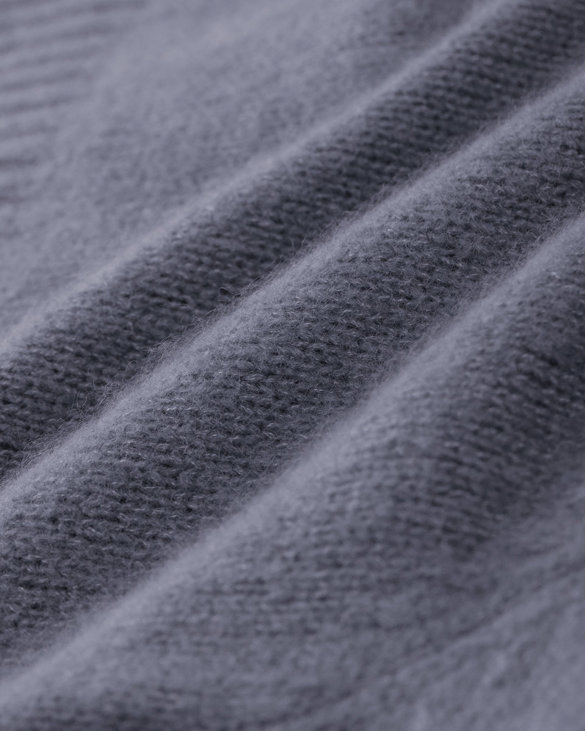 Damen Cardigan aus 75 % Kaschmir und 25 % Seide in Wheat – glatt gestrickter Cardigan in mittelschwerer Qualität mit oversized Form in breiter, kurzer Silhouette. Das Modell verfügt über Raglanärmel, lange, relaxte Ärmel sowie Knöpfe aus waschbarem Leder. Saum und Ärmelbündchen sind in Rippstruktur gearbeitet und verleihen dem Cardigan einen modernen, lässigen Look.