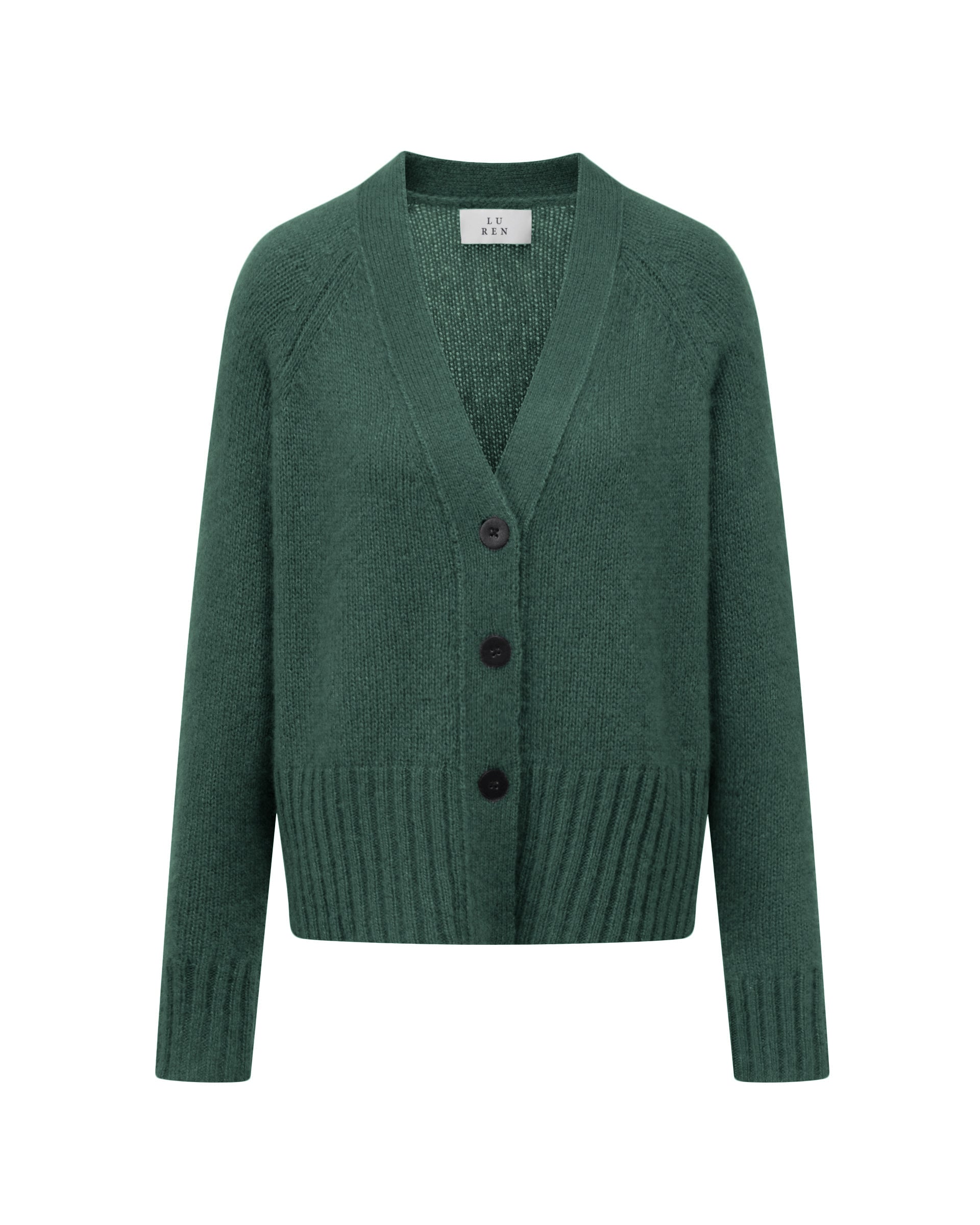 Damen Cardigan aus 75 % Kaschmir und 25 % Seide in Emerald – glatt gestrickter Cardigan in mittelschwerer Qualität mit oversized Form in breiter, kurzer Silhouette. Das Modell verfügt über Raglanärmel, lange, relaxte Ärmel sowie Knöpfe aus waschbarem Leder. Saum und Ärmelbündchen sind in Rippstruktur gearbeitet und verleihen dem Cardigan einen modernen, lässigen Look.