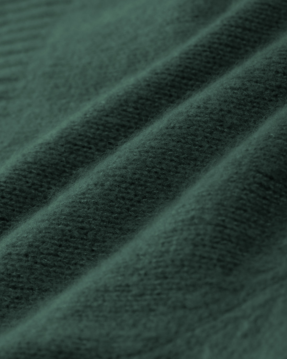 Damen Cardigan aus 75 % Kaschmir und 25 % Seide in Emerald – glatt gestrickter Cardigan in mittelschwerer Qualität mit oversized Form in breiter, kurzer Silhouette. Das Modell verfügt über Raglanärmel, lange, relaxte Ärmel sowie Knöpfe aus waschbarem Leder. Saum und Ärmelbündchen sind in Rippstruktur gearbeitet und verleihen dem Cardigan einen modernen, lässigen Look.