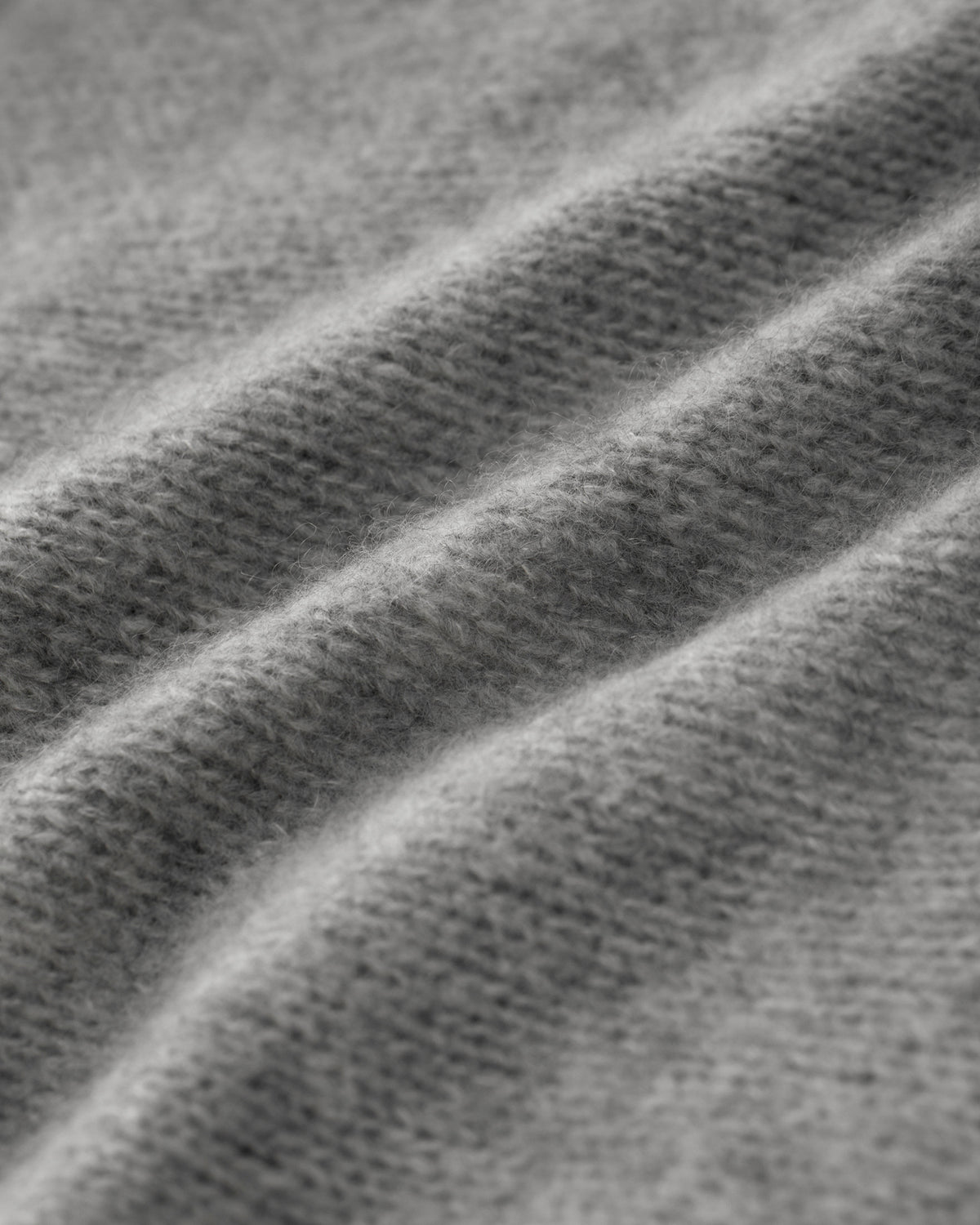 Damen Cardigan aus 75 % Kaschmir und 25 % Seide in Husky – glatt gestrickter Cardigan in mittelschwerer Qualität mit oversized Form in breiter, kurzer Silhouette. Das Modell verfügt über Raglanärmel, lange, relaxte Ärmel sowie Knöpfe aus waschbarem Leder. Saum und Ärmelbündchen sind in Rippstruktur gearbeitet und verleihen dem Cardigan einen modernen, lässigen Look.