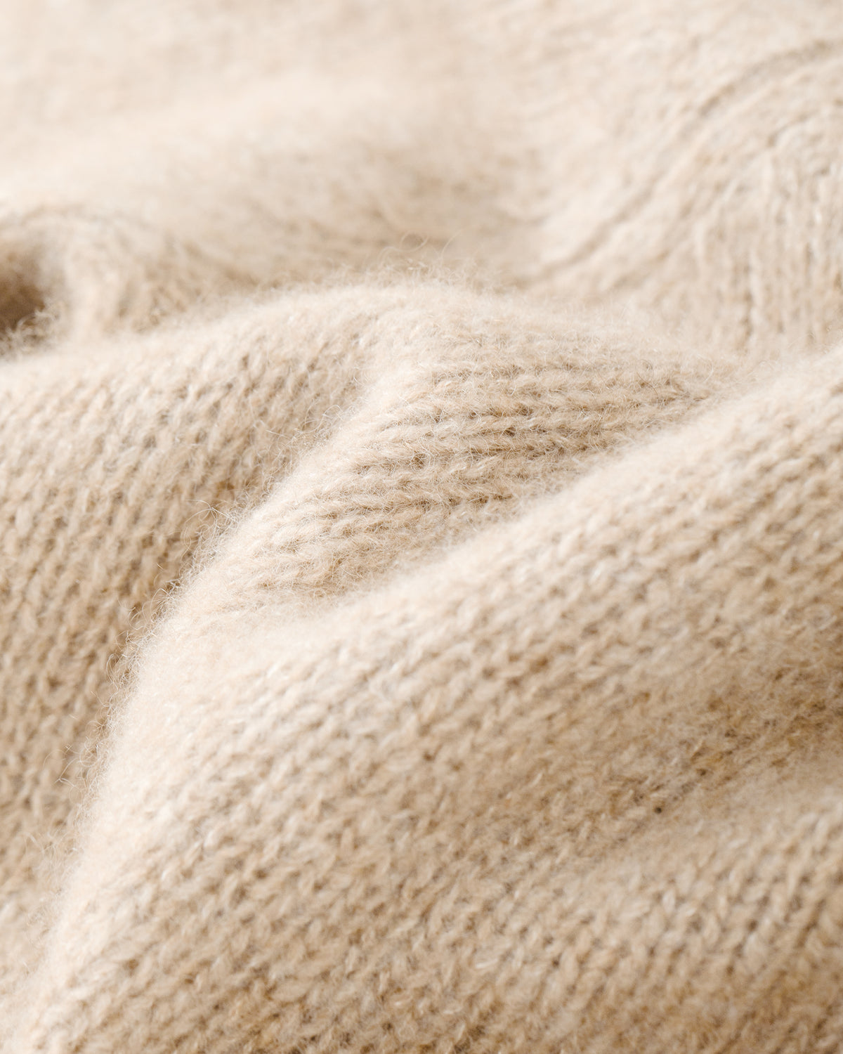 Damen Cardigan in colocolo (creme) aus Kaschmir-Seide – mittelschwerer, glatt gestrickter Stoff, oversized kurze Form, Raglanärmel, lange relaxte Ärmel, Rippbündchen an Saum und Ärmeln sowie Knöpfe aus waschbarem Leder.