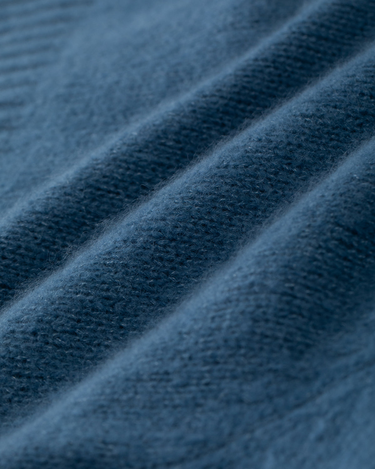 Damen Cardigan in cristal tal (blau) aus Kaschmir-Seide – mittelschwerer, glatt gestrickter Stoff, oversized kurze Form, Raglanärmel, lange relaxte Ärmel, Rippbündchen an Saum und Ärmeln sowie Knöpfe aus waschbarem Leder.