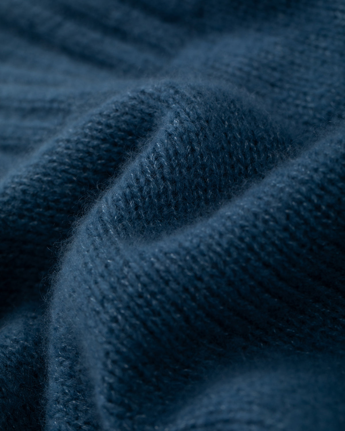 Damen Cardigan in cristal tal (blau) aus Kaschmir-Seide – mittelschwerer, glatt gestrickter Stoff, oversized kurze Form, Raglanärmel, lange relaxte Ärmel, Rippbündchen an Saum und Ärmeln sowie Knöpfe aus waschbarem Leder.