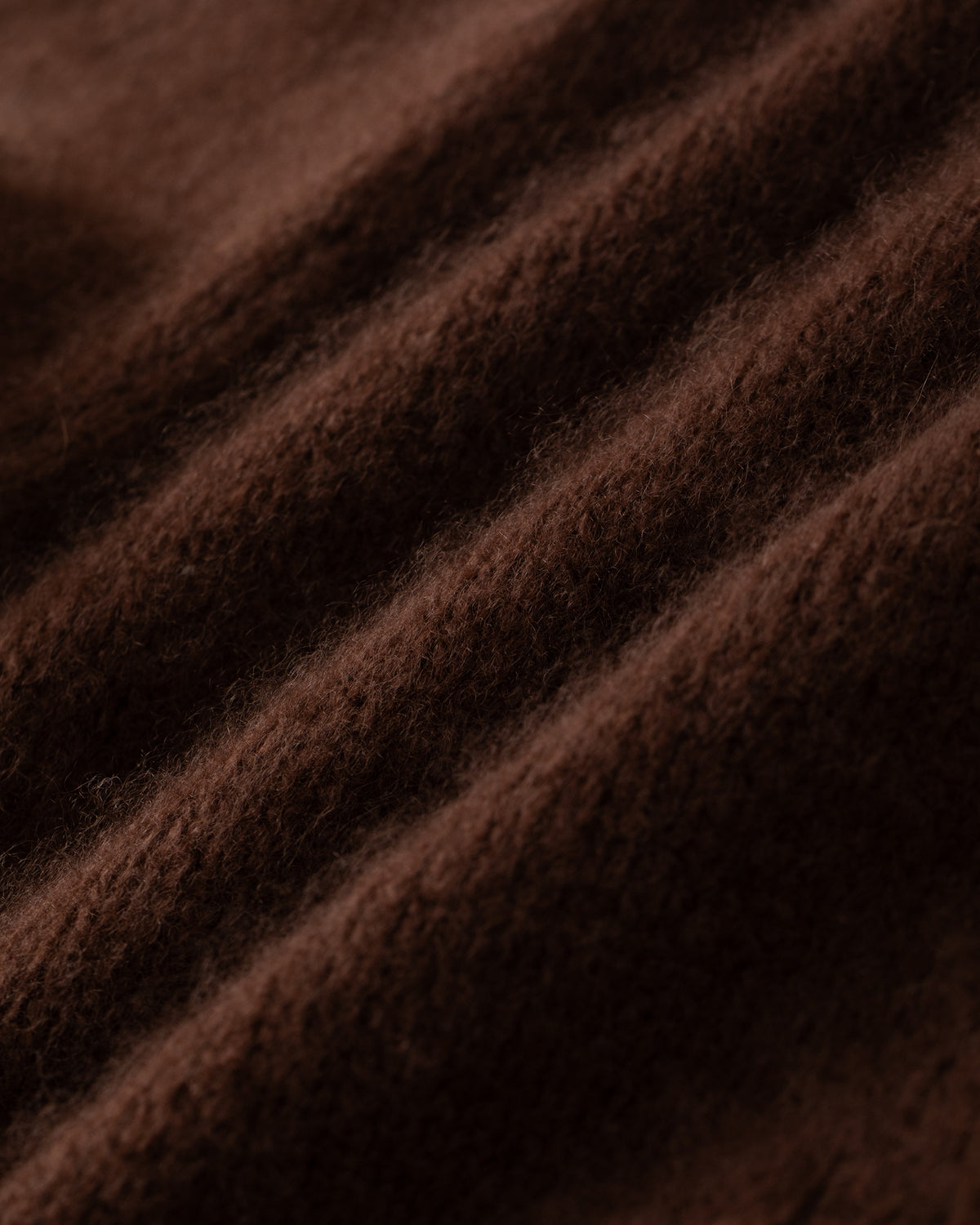 Damen Cardigan in espresso (braun) aus Kaschmir-Seide – mittelschwerer, glatt gestrickter Stoff, oversized kurze Form, Raglanärmel, lange relaxte Ärmel, Rippbündchen an Saum und Ärmeln sowie Knöpfe aus waschbarem Leder.
