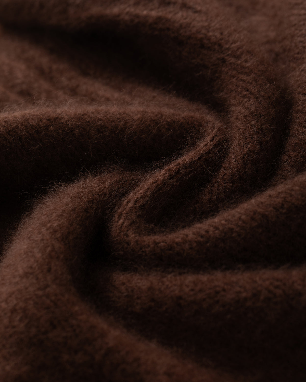 Damen Cardigan in espresso (braun) aus Kaschmir-Seide – mittelschwerer, glatt gestrickter Stoff, oversized kurze Form, Raglanärmel, lange relaxte Ärmel, Rippbündchen an Saum und Ärmeln sowie Knöpfe aus waschbarem Leder.
