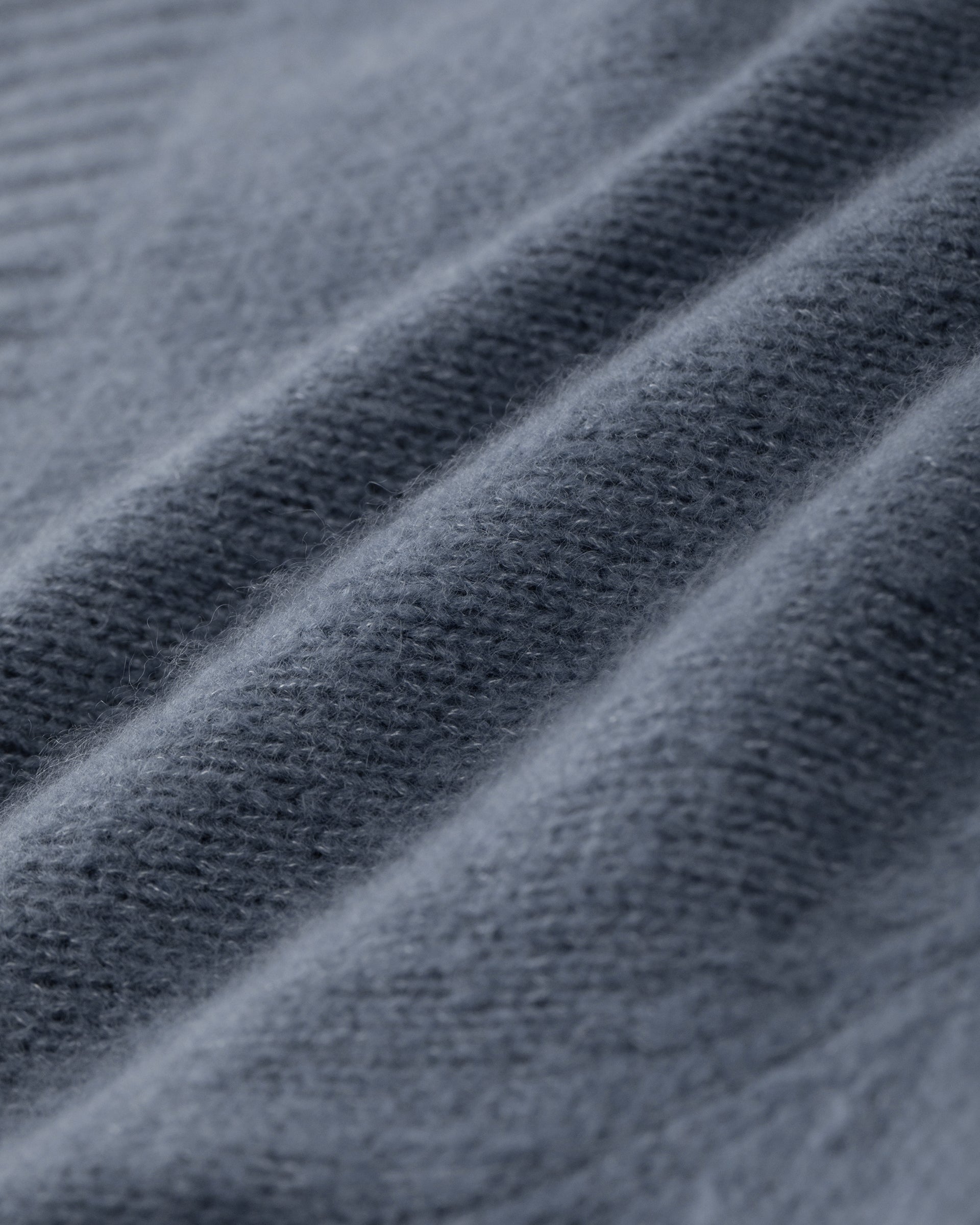 Damen Cardigan in storm (graublau) aus Kaschmir-Seide – mittelschwerer, glatt gestrickter Stoff, oversized kurze Form, Raglanärmel, lange relaxte Ärmel, Rippbündchen an Saum und Ärmeln sowie Knöpfe aus waschbarem Leder.