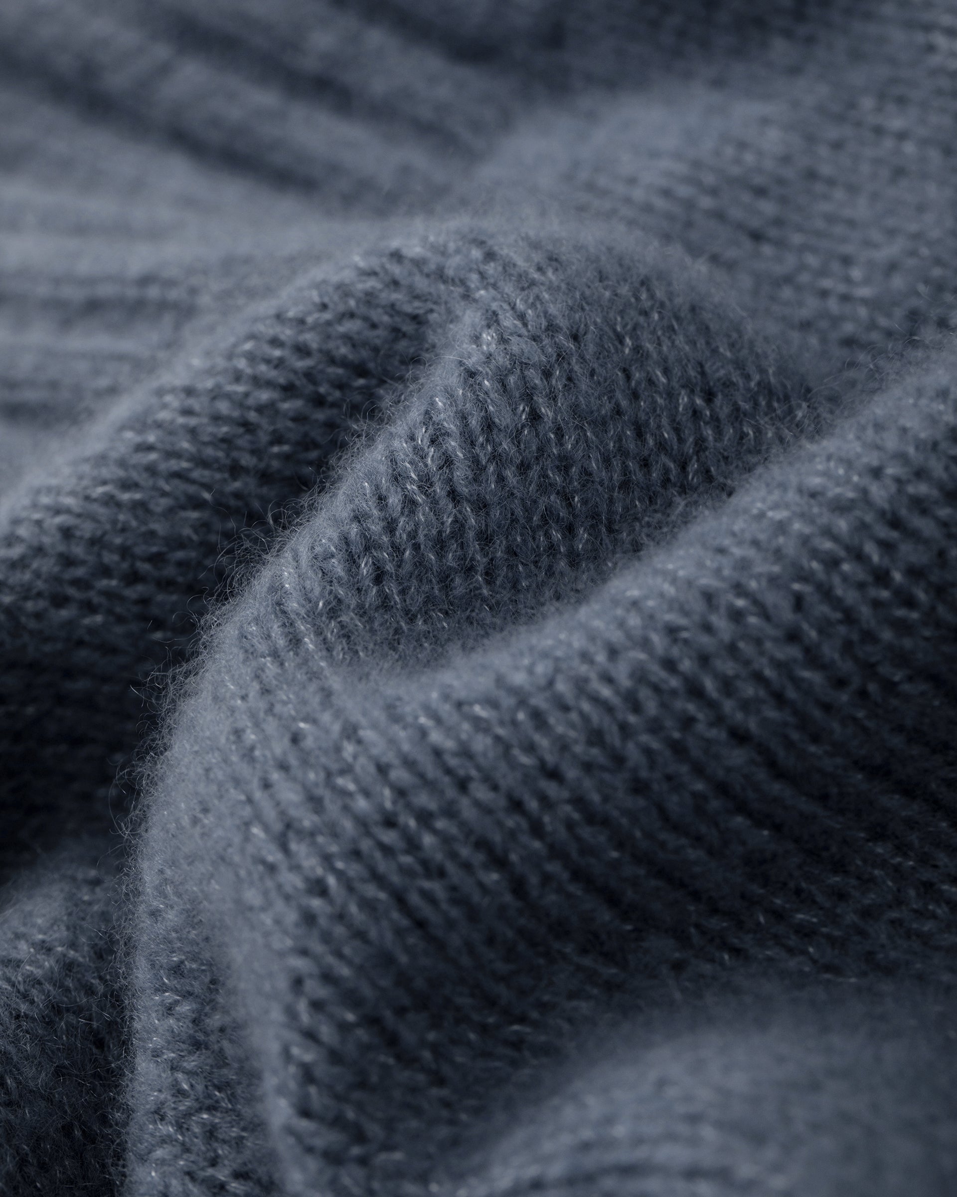 Damen Cardigan in storm (graublau) aus Kaschmir-Seide – mittelschwerer, glatt gestrickter Stoff, oversized kurze Form, Raglanärmel, lange relaxte Ärmel, Rippbündchen an Saum und Ärmeln sowie Knöpfe aus waschbarem Leder.