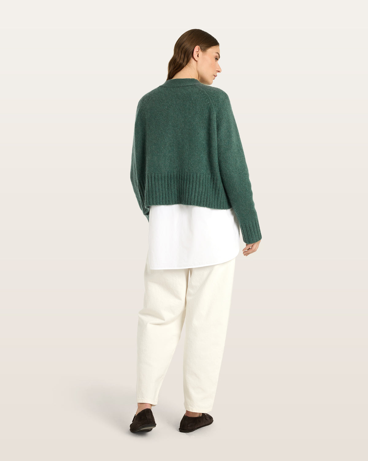 Damen Cardigan aus 75 % Kaschmir und 25 % Seide in Emerald – glatt gestrickter Cardigan in mittelschwerer Qualität mit oversized Form in breiter, kurzer Silhouette. Das Modell verfügt über Raglanärmel, lange, relaxte Ärmel sowie Knöpfe aus waschbarem Leder. Saum und Ärmelbündchen sind in Rippstruktur gearbeitet und verleihen dem Cardigan einen modernen, lässigen Look.