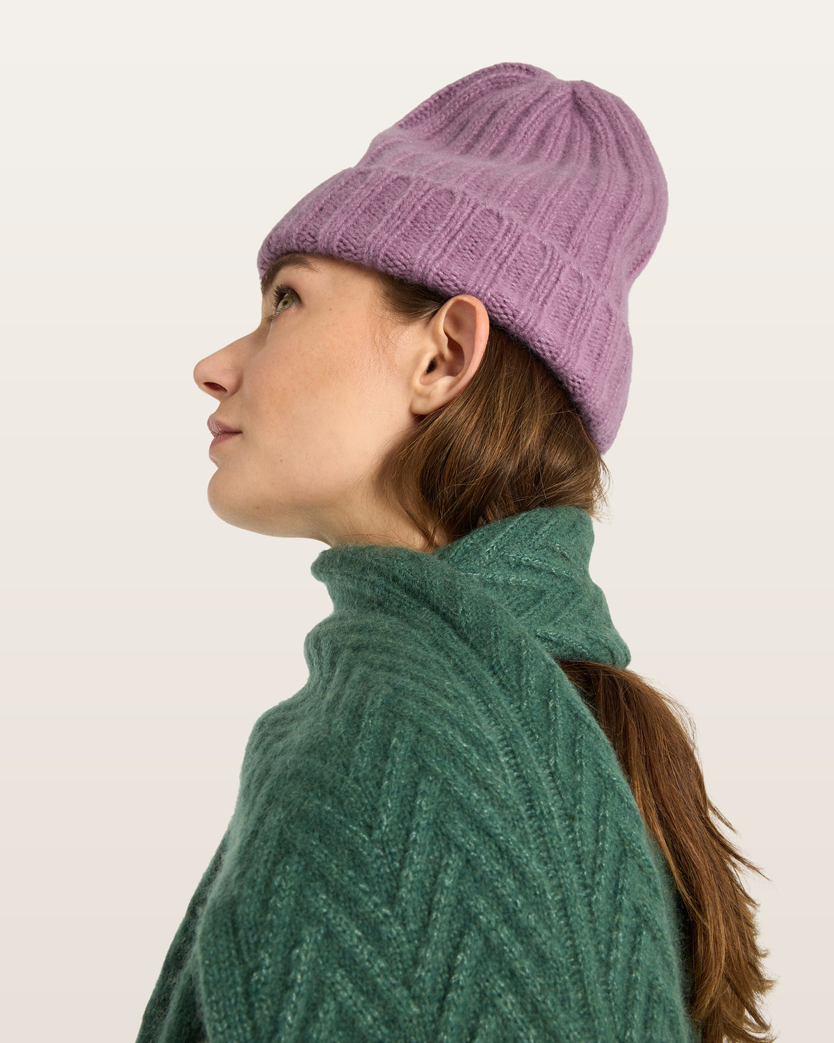 Damen Cardigan aus 75 % Kaschmir und 25 % Seide in Emerald – glatt gestrickter Cardigan in mittelschwerer Qualität mit oversized Form in breiter, kurzer Silhouette. Das Modell verfügt über Raglanärmel, lange, relaxte Ärmel sowie Knöpfe aus waschbarem Leder. Saum und Ärmelbündchen sind in Rippstruktur gearbeitet und verleihen dem Cardigan einen modernen, lässigen Look.