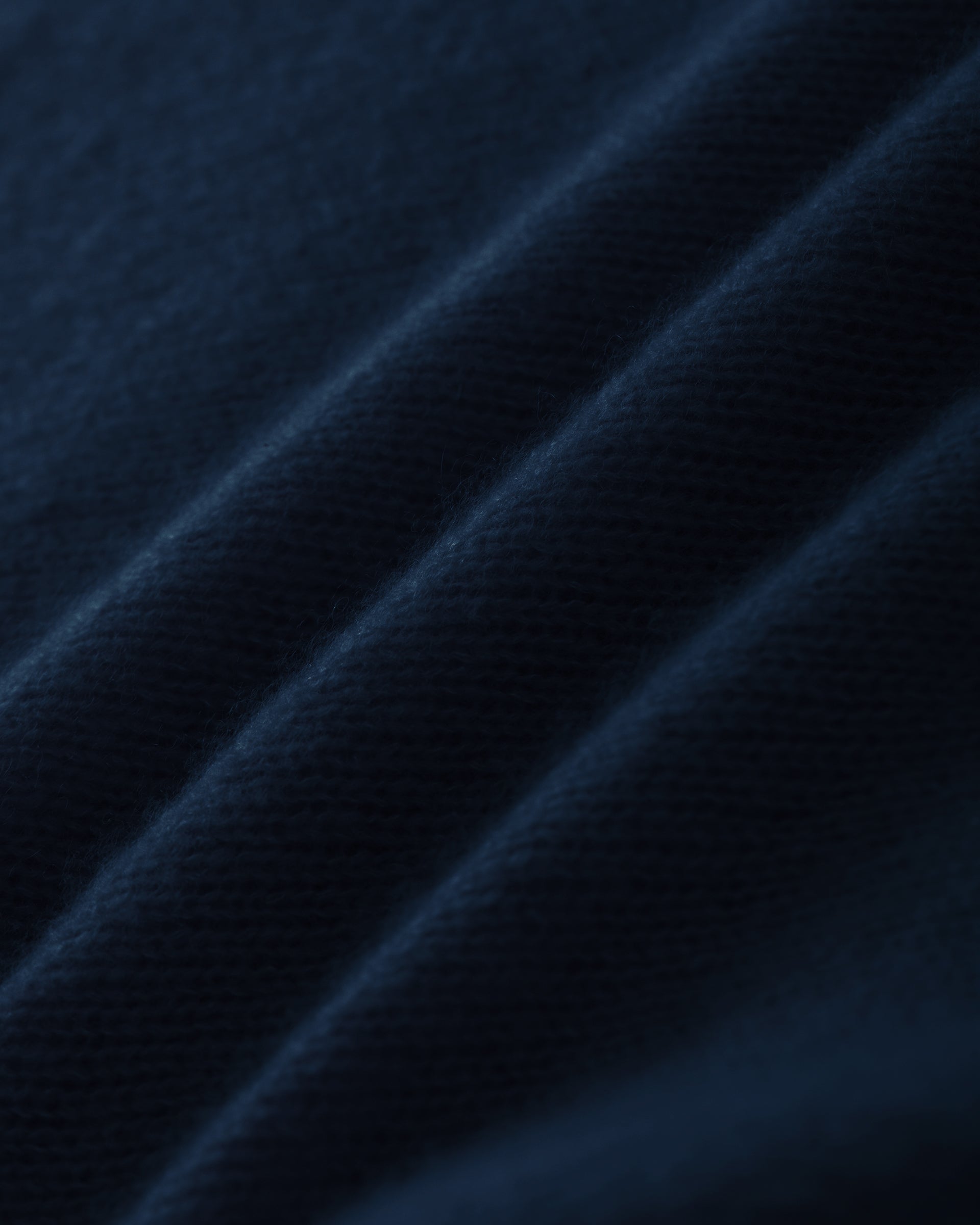 Damen Pullover in French Navy (dunkelblau) aus Kaschmir-Seide – leicht gestrickter Rundhalspullover mit relaxter Passform und langen, schmalen Ärmeln