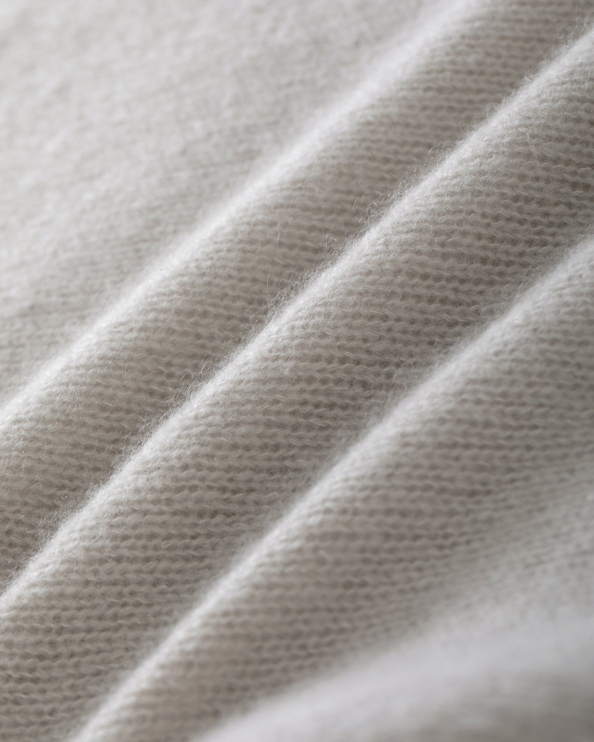 Damen Pullover in Royal Silver (grau) aus Kaschmir-Seide – leicht gestrickter Rundhalspullover mit relaxter Passform und langen, schmalen Ärmeln