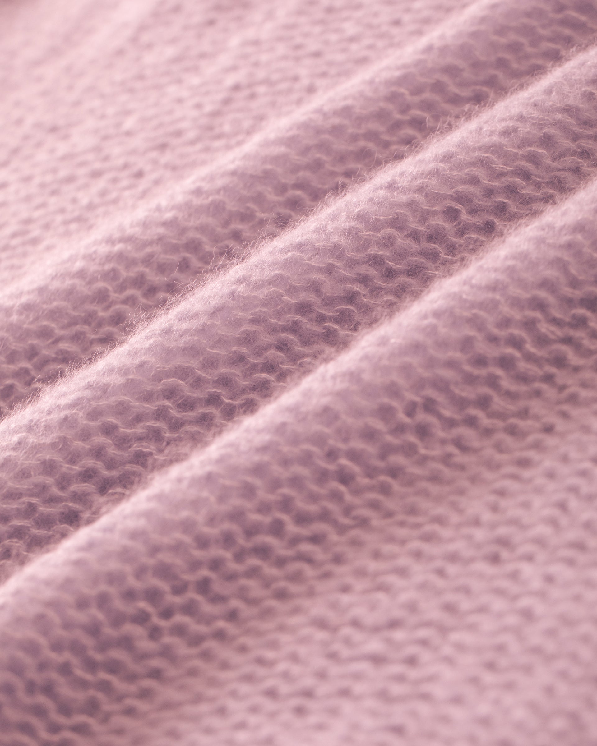 Damen Kurzarm Pullover in light raspberry (rosa) aus 75% Kaschmir, 25% Seide auf Links gestrickt, Leichte luftige
Oversized Passform.