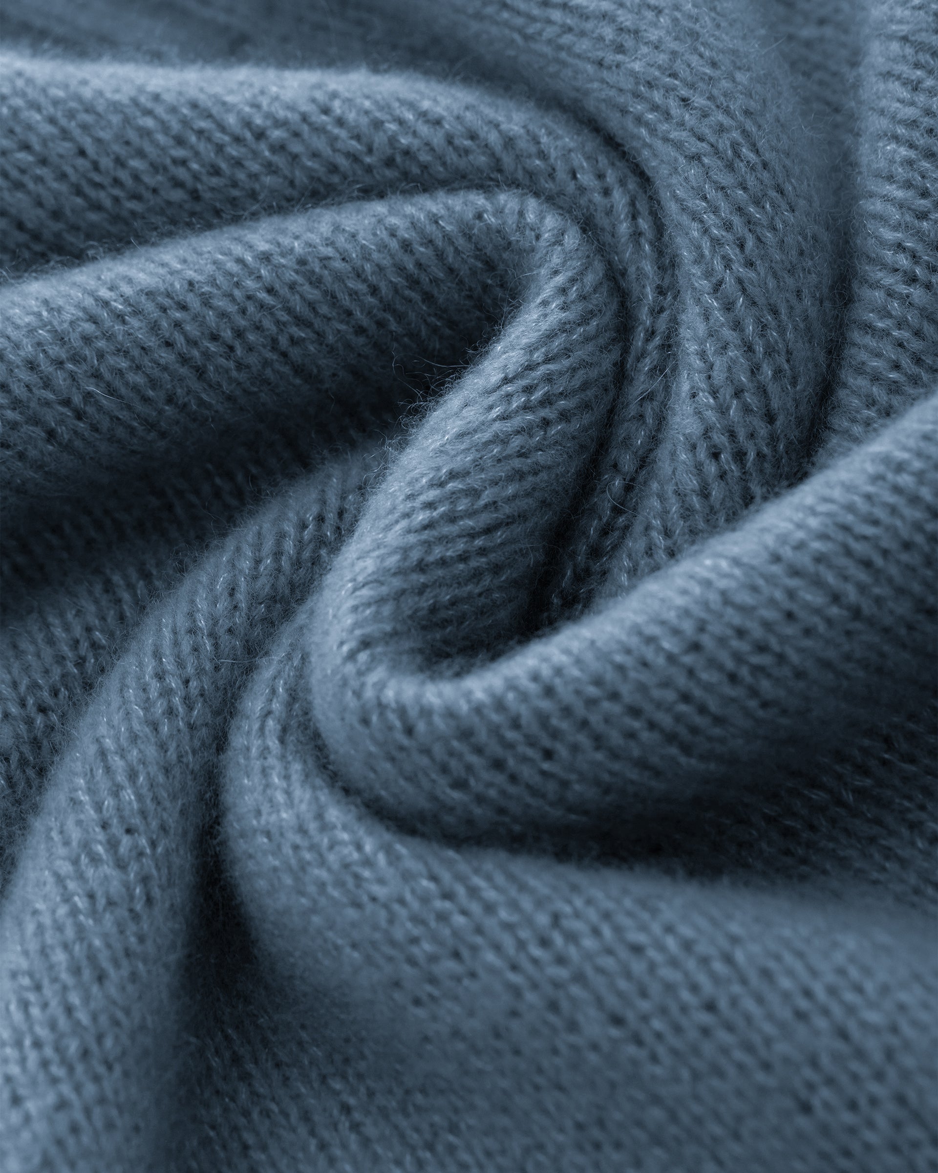 Damen Pullover aus 75 % Kaschmir und 25 % Seide in Blue Fog – glatt gestrickter Pullover in mittelschwerer Qualität mit kastiger, lockerer Passform, Rundhalsausschnitt mit Kragen in Rippstruktur, Raglanärmeln sowie langen, geraden Ärmeln mit Schlitz am Bündchen. Ärmelbündchen und Saum sind in Rippstruktur gearbeitet und verleihen dem Modell einen modernen, entspannten Look.