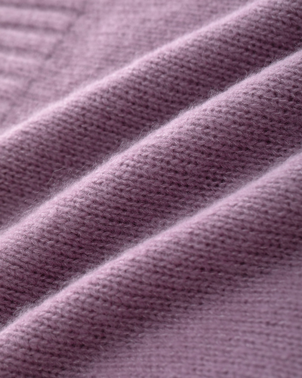 Damen Pullover aus 75 % Kaschmir und 25 % Seide in Lilac Mist – glatt gestrickter Pullover in mittelschwerer Qualität mit kastiger, lockerer Passform, Rundhalsausschnitt mit Kragen in Rippstruktur, Raglanärmeln sowie langen, geraden Ärmeln mit Schlitz am Bündchen. Ärmelbündchen und Saum sind in Rippstruktur gearbeitet und verleihen dem Modell einen modernen, entspannten Look.