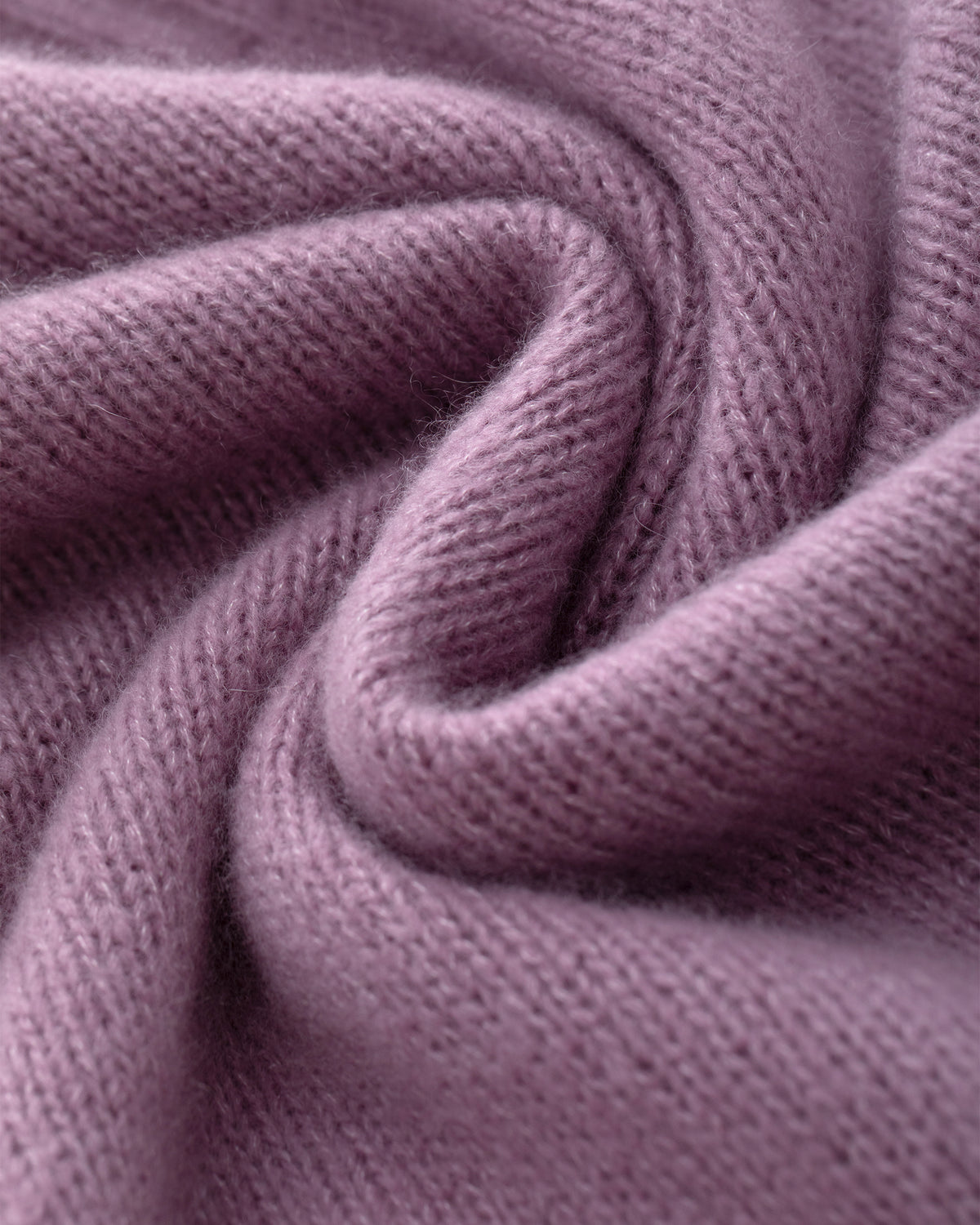 Damen Pullover aus 75 % Kaschmir und 25 % Seide in Lilac Mist – glatt gestrickter Pullover in mittelschwerer Qualität mit kastiger, lockerer Passform, Rundhalsausschnitt mit Kragen in Rippstruktur, Raglanärmeln sowie langen, geraden Ärmeln mit Schlitz am Bündchen. Ärmelbündchen und Saum sind in Rippstruktur gearbeitet und verleihen dem Modell einen modernen, entspannten Look.