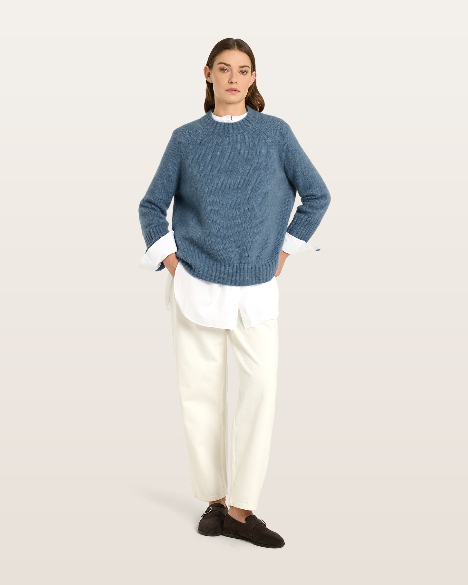 Damen Pullover aus 75 % Kaschmir und 25 % Seide in Blue Fog – glatt gestrickter Pullover in mittelschwerer Qualität mit kastiger, lockerer Passform, Rundhalsausschnitt mit Kragen in Rippstruktur, Raglanärmeln sowie langen, geraden Ärmeln mit Schlitz am Bündchen. Ärmelbündchen und Saum sind in Rippstruktur gearbeitet und verleihen dem Modell einen modernen, entspannten Look.