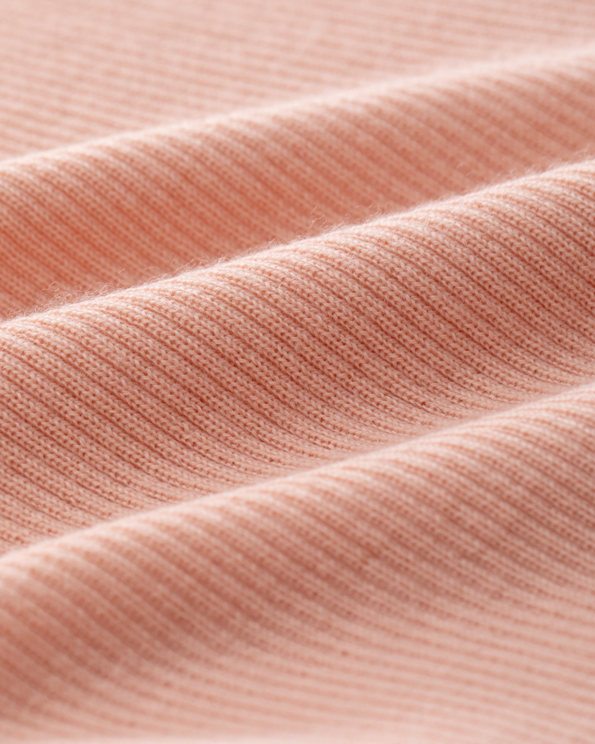 Damen Top in orange blush (pfirsich) aus 100 % Extra Fine Merino – feiner Rippstrick, sehr elastisch, figurbetonter Schnitt, Rundhalsausschnitt und klassische Schulterform