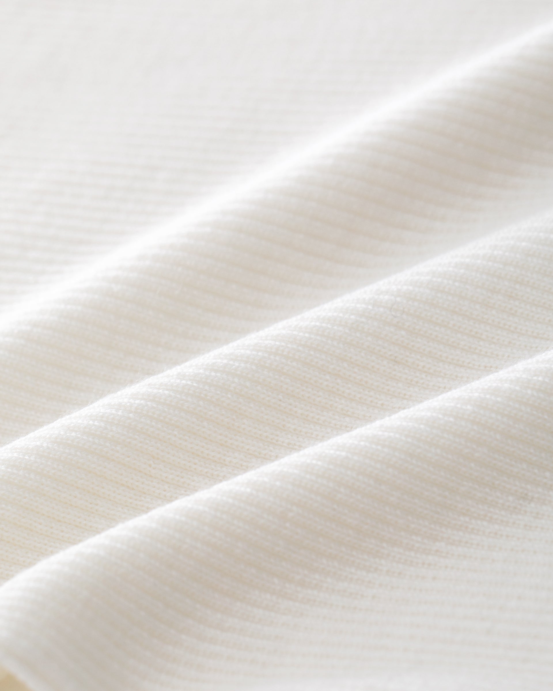 Damen Top in white (weiß) aus 100 % Extra Fine Merino – feiner Rippstrick, sehr elastisch, figurbetonter Schnitt, Rundhalsausschnitt und klassische Schulterform