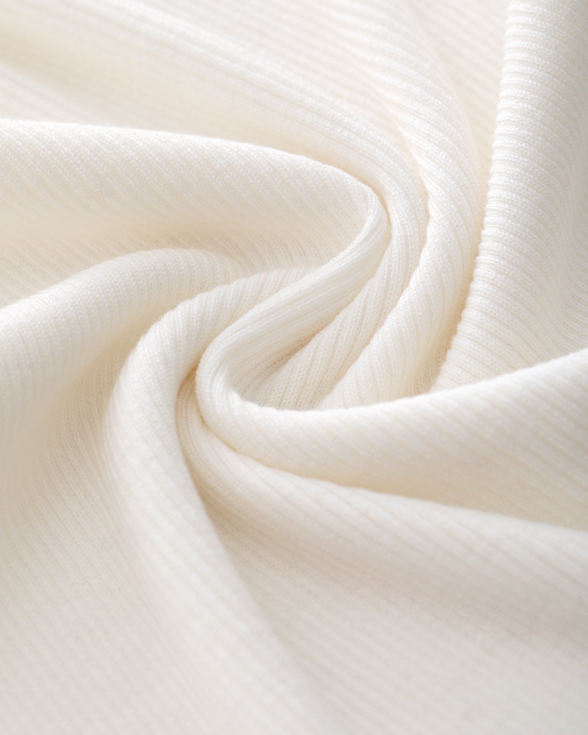 Damen Top in white (weiß) aus 100 % Extra Fine Merino – feiner Rippstrick, sehr elastisch, figurbetonter Schnitt, Rundhalsausschnitt und klassische Schulterform