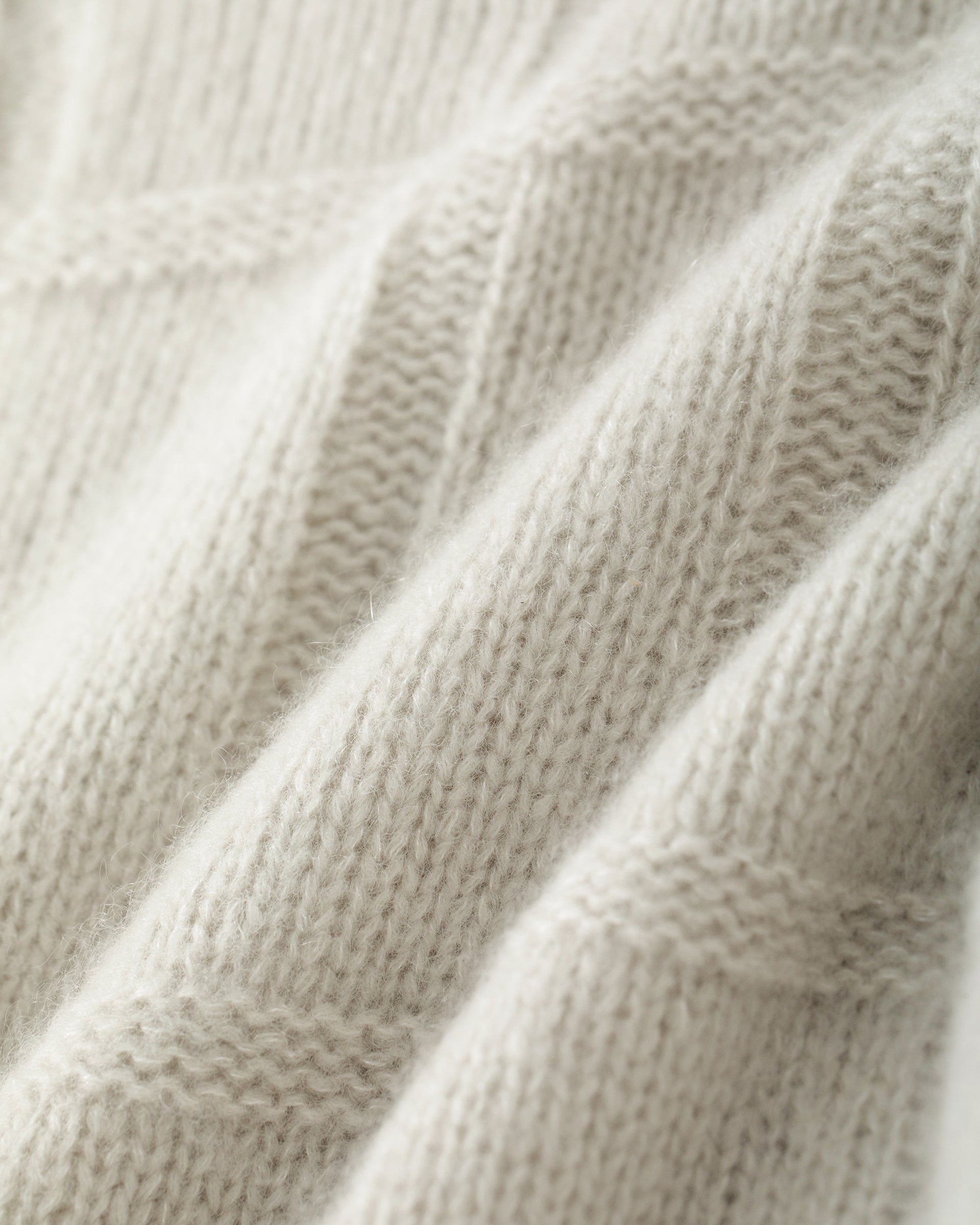 Damen Pullover in royal silver (grau) aus Kaschmir-Seide – mittelschwerer Strick mit grafischem Karomuster, oversized Passform, U-Boot-Ausschnitt, überschnittene Schultern und lange, weite Ärmel.