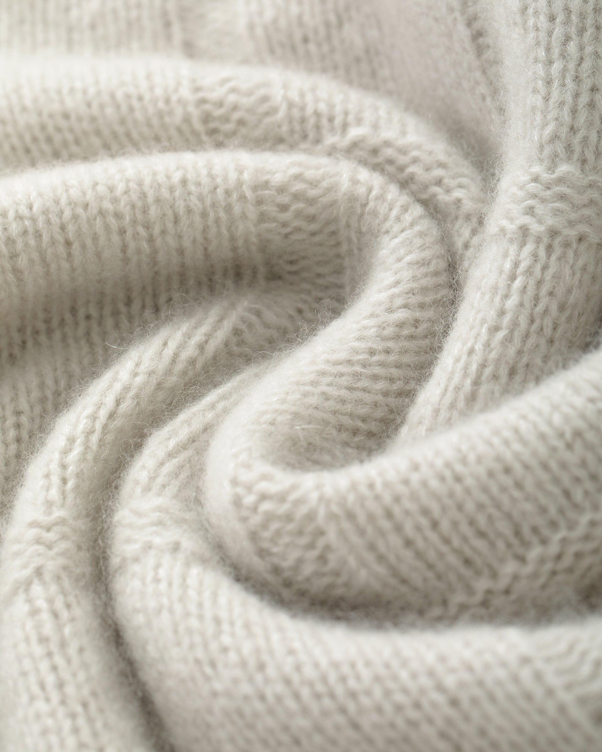 Damen Pullover in royal silver (grau) aus Kaschmir-Seide – mittelschwerer Strick mit grafischem Karomuster, oversized Passform, U-Boot-Ausschnitt, überschnittene Schultern und lange, weite Ärmel.