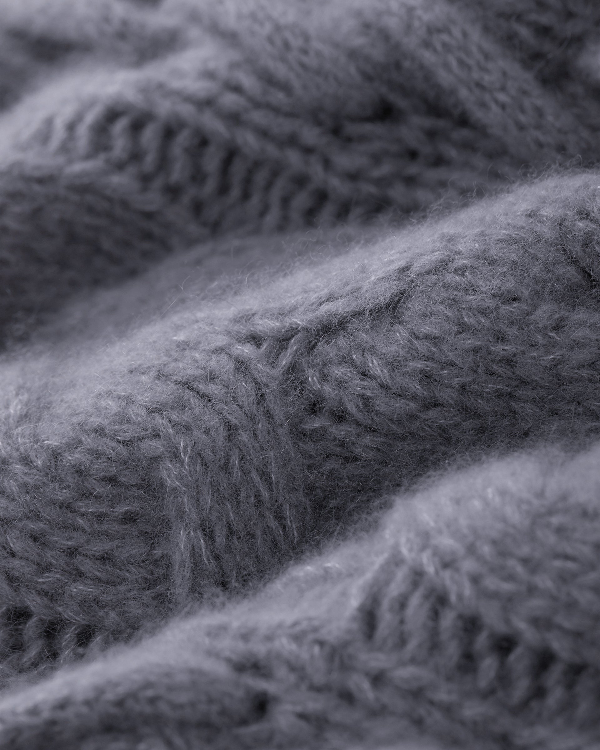 Damen Pullover aus 75 % Kaschmir und 25 % Seide in Blue Mirage – Pullover mit Zopfstrickmuster und zusätzlich applizierten 3D-Zöpfen in grober Strickqualität mit relaxter Passform, Rundhalsausschnitt mit Kragen in Rippstruktur, überschnittener Schulter sowie langen, relaxten Ärmeln. Ärmelbündchen und Saum sind in Rippstruktur gearbeitet und unterstreichen den markanten, handwerklichen Charakter des Designs.