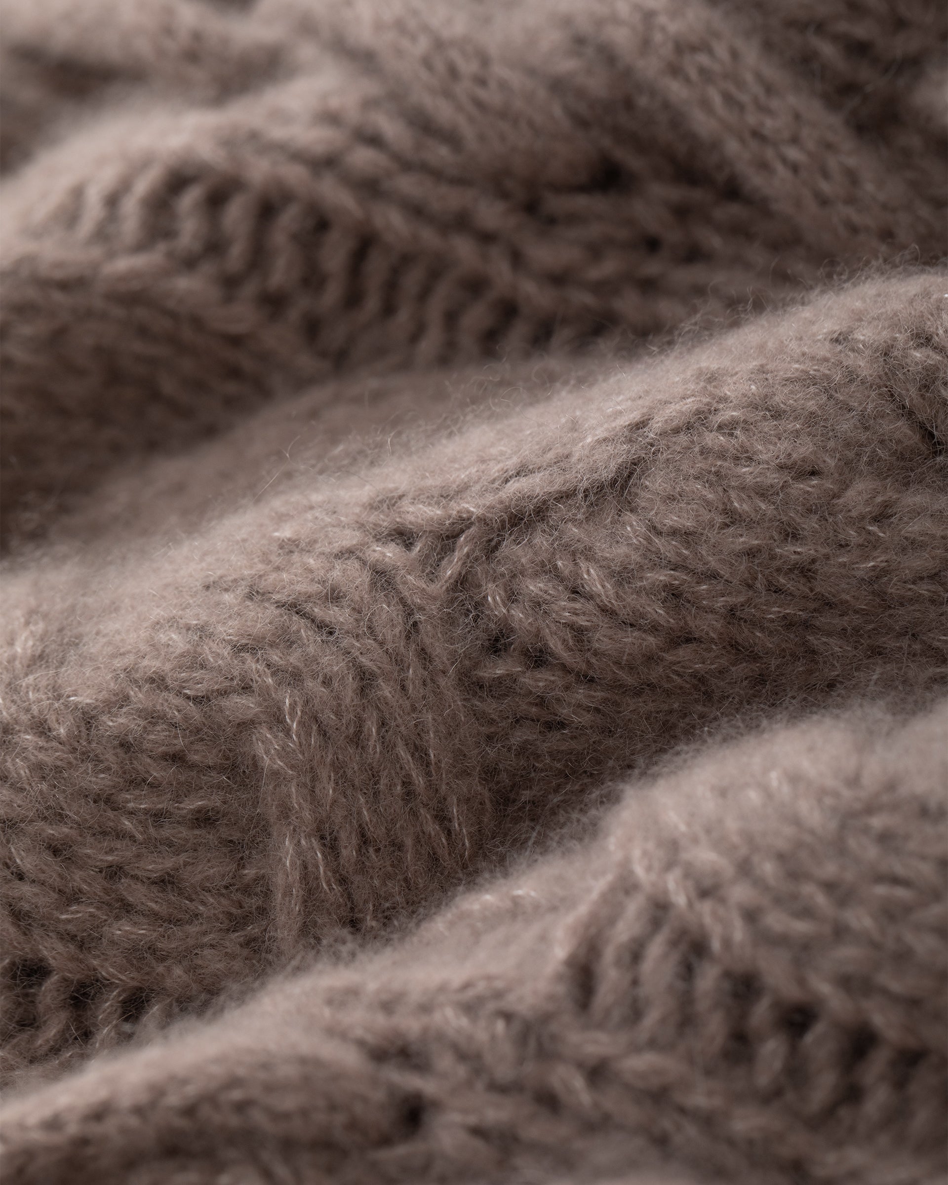 Damen Pullover aus 75 % Kaschmir und 25 % Seide in Natural Twine – Pullover mit Zopfstrickmuster und zusätzlich applizierten 3D-Zöpfen in grober Strickqualität mit relaxter Passform, Rundhalsausschnitt mit Kragen in Rippstruktur, überschnittener Schulter sowie langen, relaxten Ärmeln. Ärmelbündchen und Saum sind in Rippstruktur gearbeitet und unterstreichen den markanten, handwerklichen Charakter des Designs.