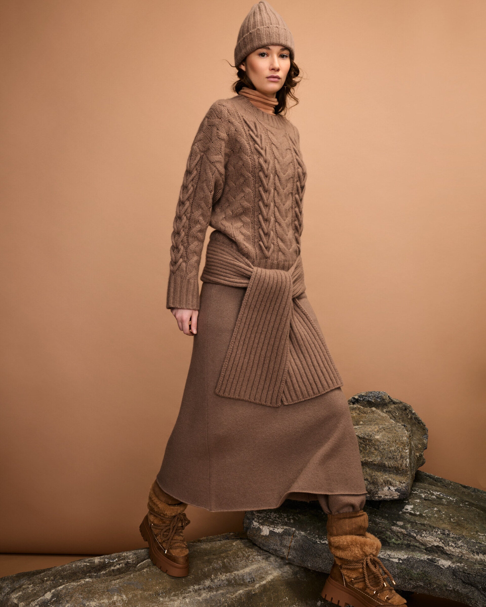 Damen Pullover aus 75 % Kaschmir und 25 % Seide in Natural Twine – Pullover mit Zopfstrickmuster und zusätzlich applizierten 3D-Zöpfen in grober Strickqualität mit relaxter Passform, Rundhalsausschnitt mit Kragen in Rippstruktur, überschnittener Schulter sowie langen, relaxten Ärmeln. Ärmelbündchen und Saum sind in Rippstruktur gearbeitet und unterstreichen den markanten, handwerklichen Charakter des Designs.