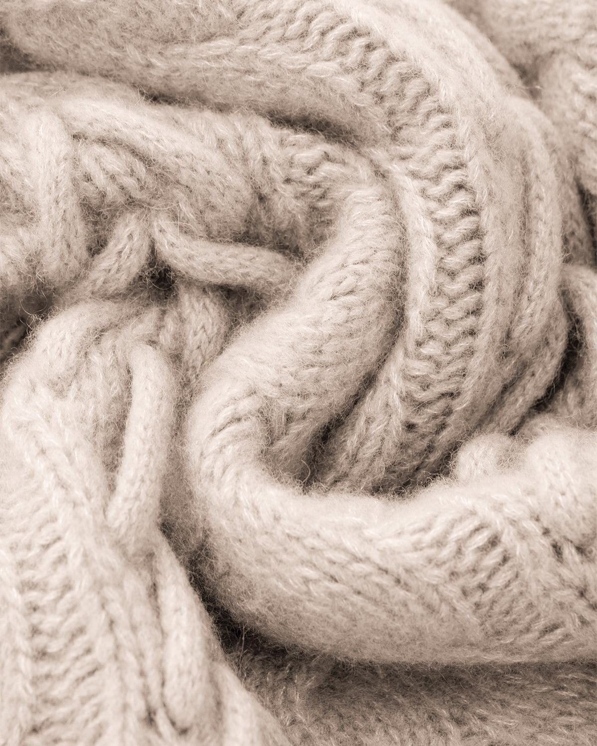 Damen Pullover aus 75 % Kaschmir und 25 % Seide in Wheat – Pullover mit Zopfstrickmuster und zusätzlich applizierten 3D-Zöpfen in grober Strickqualität mit relaxter Passform, Rundhalsausschnitt mit Kragen in Rippstruktur, überschnittener Schulter sowie langen, relaxten Ärmeln. Ärmelbündchen und Saum sind in Rippstruktur gearbeitet und unterstreichen den markanten, handwerklichen Charakter des Designs.