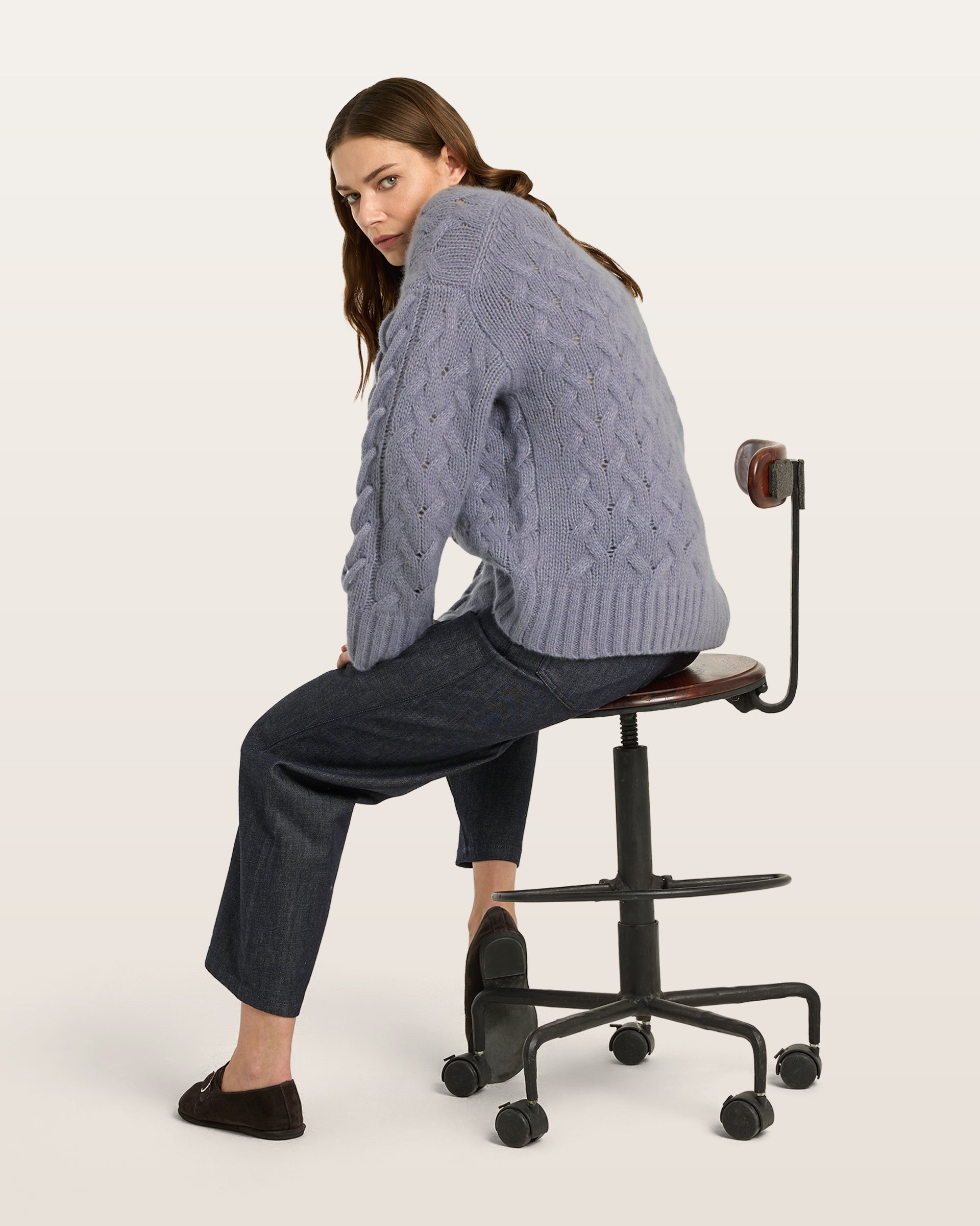 Damen Pullover aus 75 % Kaschmir und 25 % Seide in Blue Mirage – Pullover mit Zopfstrickmuster und zusätzlich applizierten 3D-Zöpfen in grober Strickqualität mit relaxter Passform, Rundhalsausschnitt mit Kragen in Rippstruktur, überschnittener Schulter sowie langen, relaxten Ärmeln. Ärmelbündchen und Saum sind in Rippstruktur gearbeitet und unterstreichen den markanten, handwerklichen Charakter des Designs.