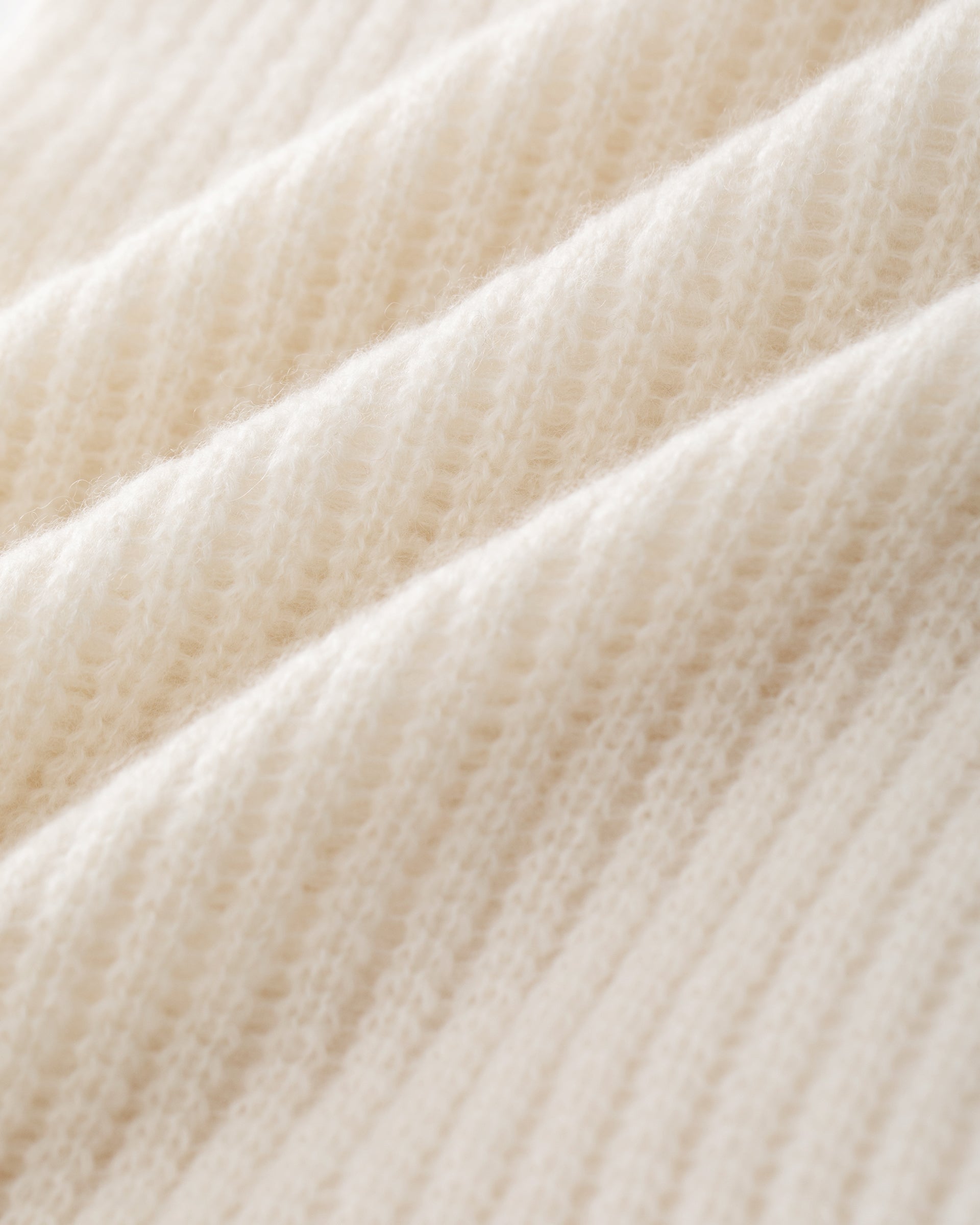 Damen Top in ivory (cremeweiß) aus Kaschmir-Seide – leichter, luftiger Strick mit gestreiftem Lochmuster, relaxte Passform, Polokragen mit breiter Leiste und breite Ärmelabschlüsse.