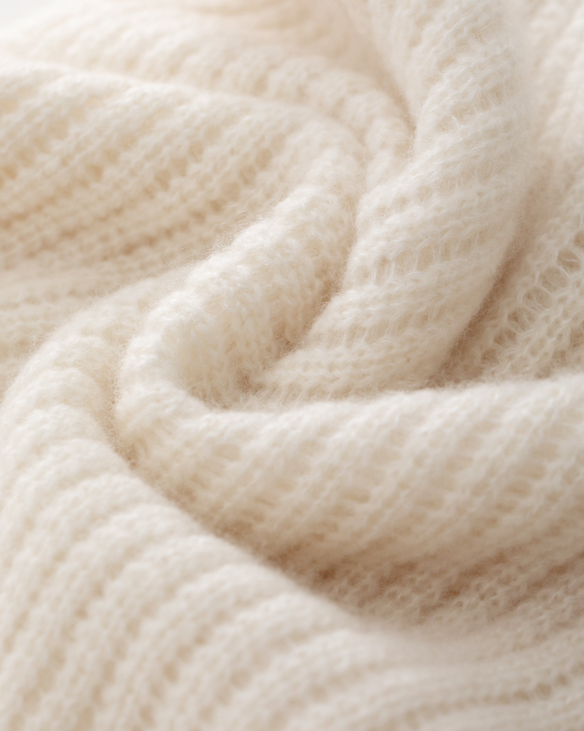 Damen Top in ivory (cremeweiß) aus Kaschmir-Seide – leichter, luftiger Strick mit gestreiftem Lochmuster, relaxte Passform, Polokragen mit breiter Leiste und breite Ärmelabschlüsse.