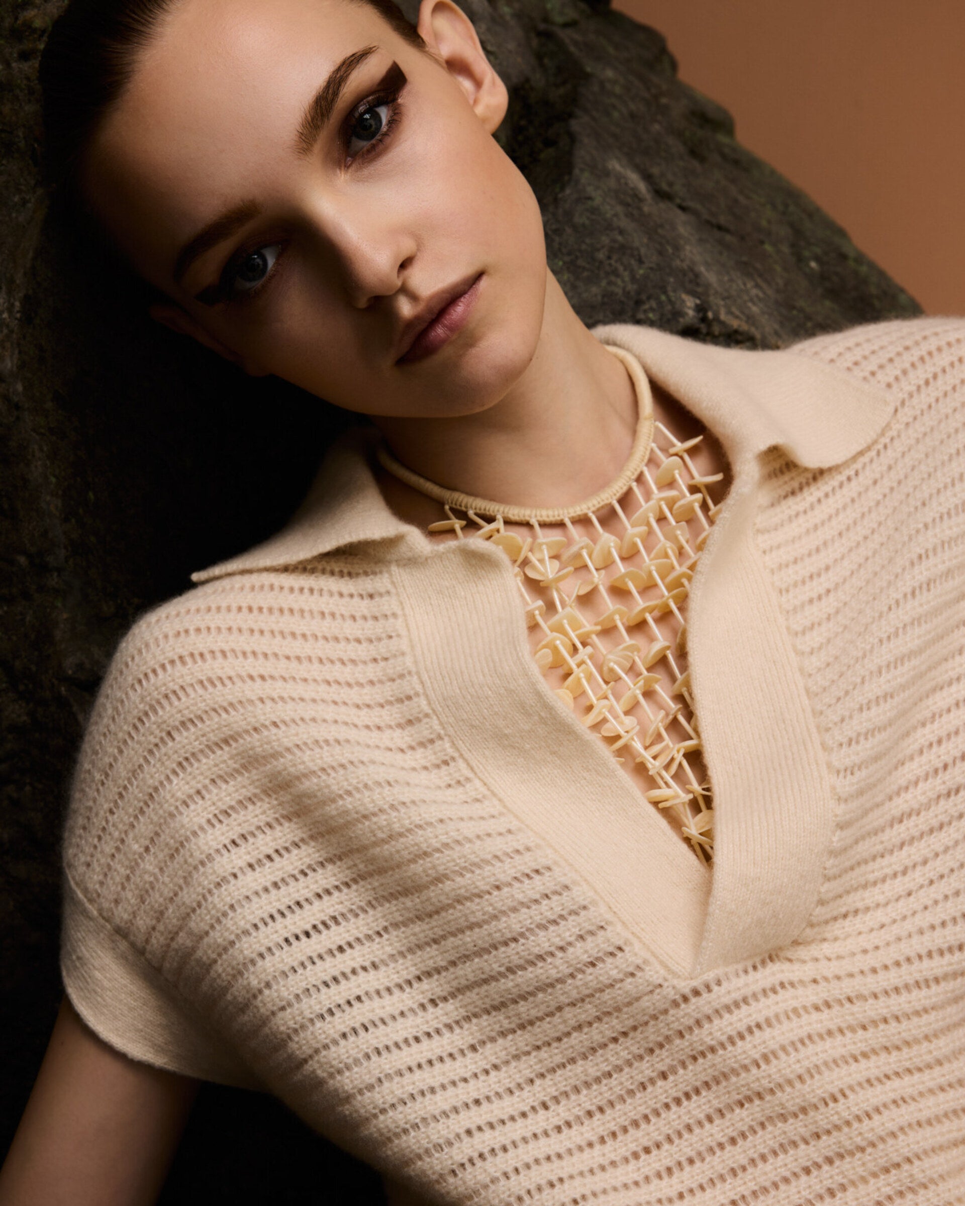 Damen Top in ivory (cremeweiß) aus Kaschmir-Seide – leichter, luftiger Strick mit gestreiftem Lochmuster, relaxte Passform, Polokragen mit breiter Leiste und breite Ärmelabschlüsse.