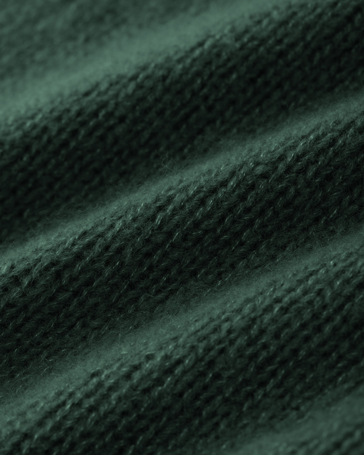 Damen Strickrock aus 75 % Kaschmir und 25 % Seide in Emerald – glatt gestrickter Rock in grober Strickqualität mit figurbetonter A-Linie und Midi-Länge. Das Modell verfügt über einen Taillenbund mit Gummizug und verbindet eine feminine Silhouette mit hohem Tragekomfort.
