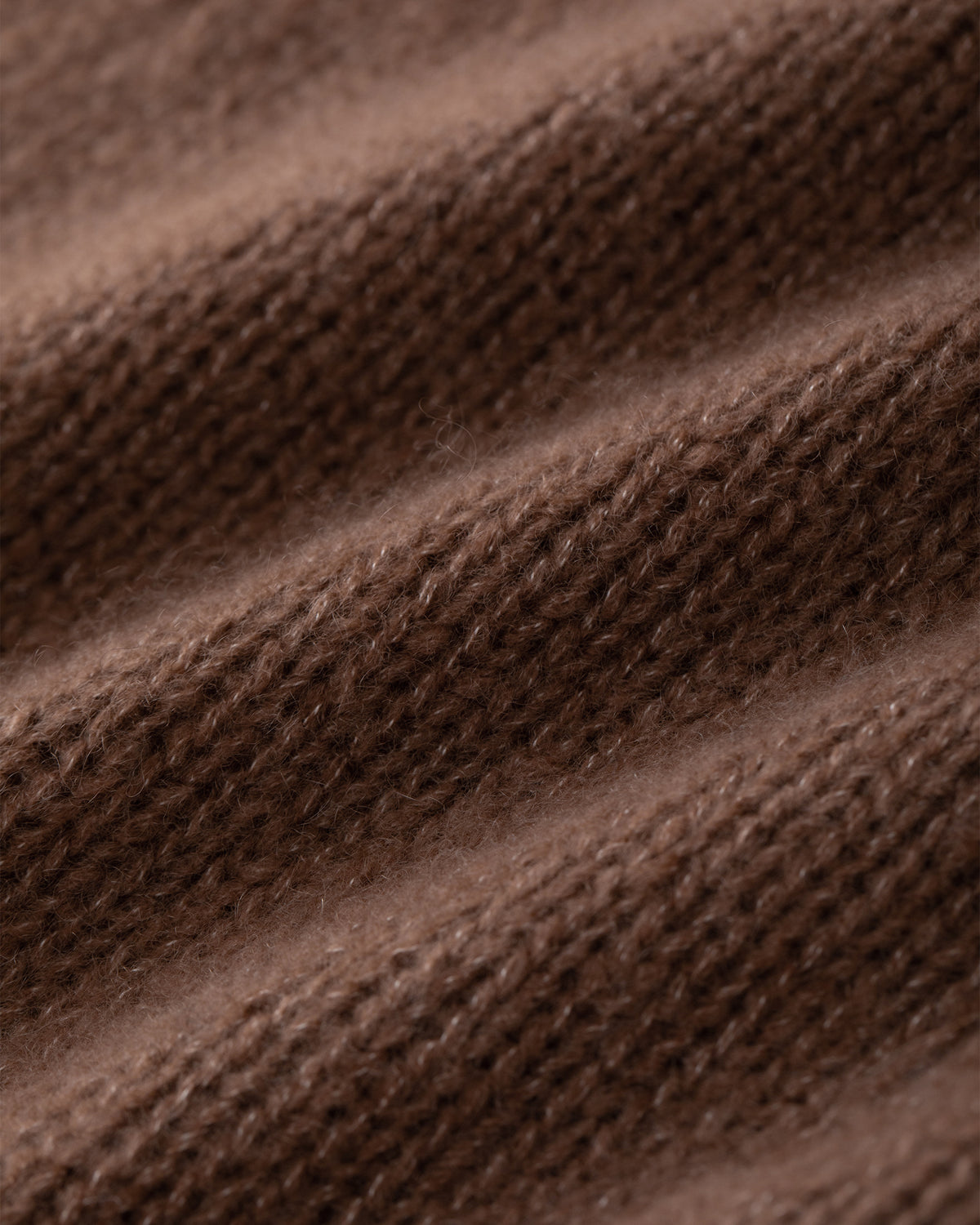 Damen Strickrock aus 75 % Kaschmir und 25 % Seide in Maple – glatt gestrickter Rock in grober Strickqualität mit figurbetonter A-Linie und Midi-Länge. Das Modell verfügt über einen Taillenbund mit Gummizug und verbindet eine feminine Silhouette mit hohem Tragekomfort.