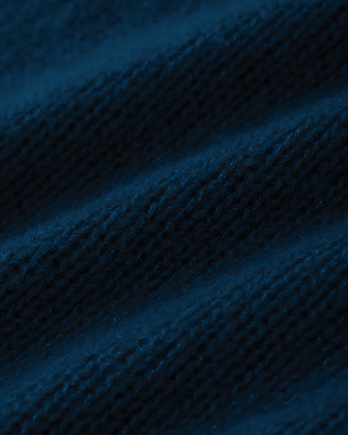 Damen Strickrock aus 75 % Kaschmir und 25 % Seide in Midnight Teal – glatt gestrickter Rock in grober Strickqualität mit figurbetonter A-Linie und Midi-Länge. Das Modell verfügt über einen Taillenbund mit Gummizug und verbindet eine feminine Silhouette mit hohem Tragekomfort.