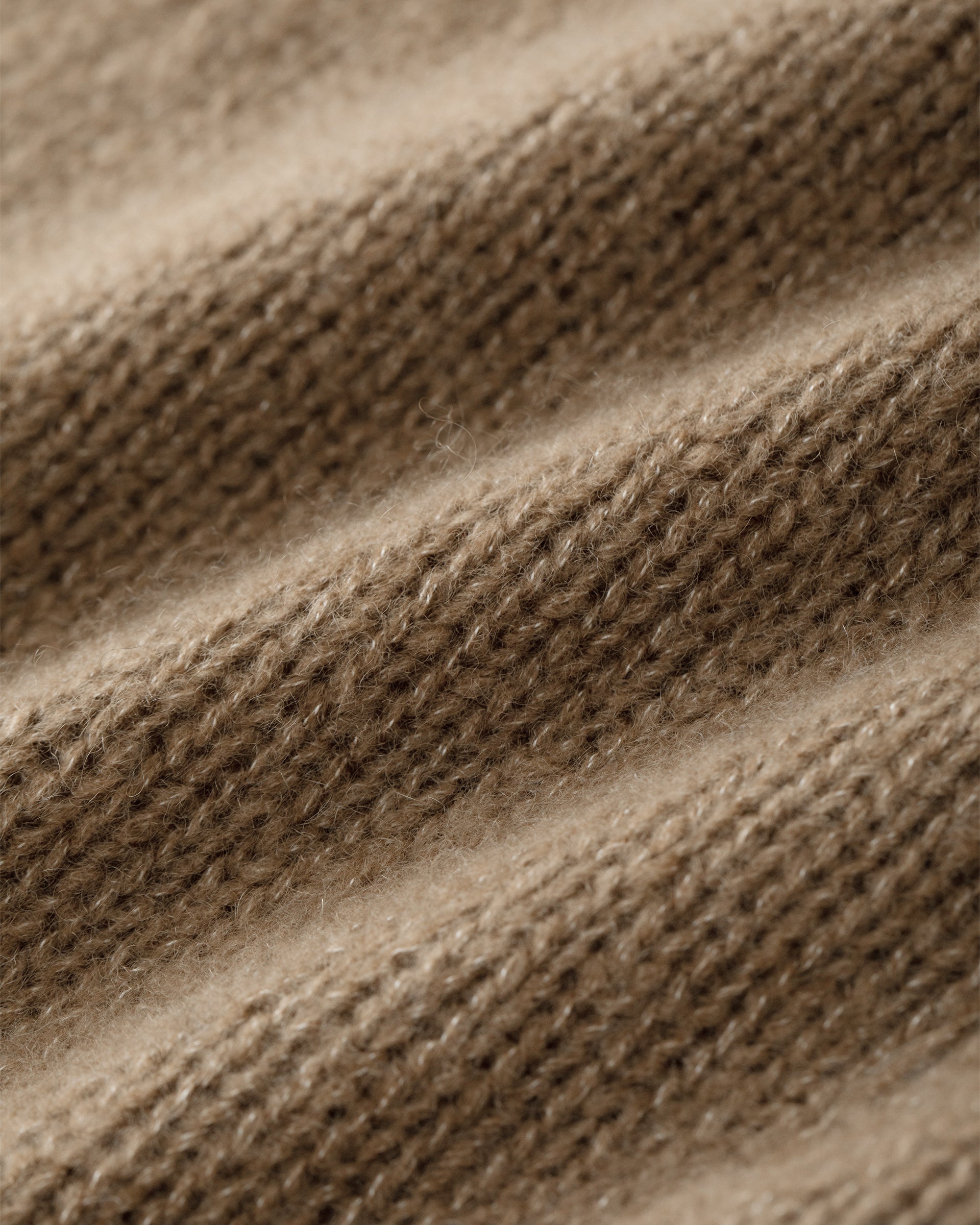 Damen Strickrock aus 75 % Kaschmir und 25 % Seide in Warm Sand – glatt gestrickter Rock in grober Strickqualität mit figurbetonter A-Linie und Midi-Länge. Das Modell verfügt über einen Taillenbund mit Gummizug und verbindet eine feminine Silhouette mit hohem Tragekomfort.