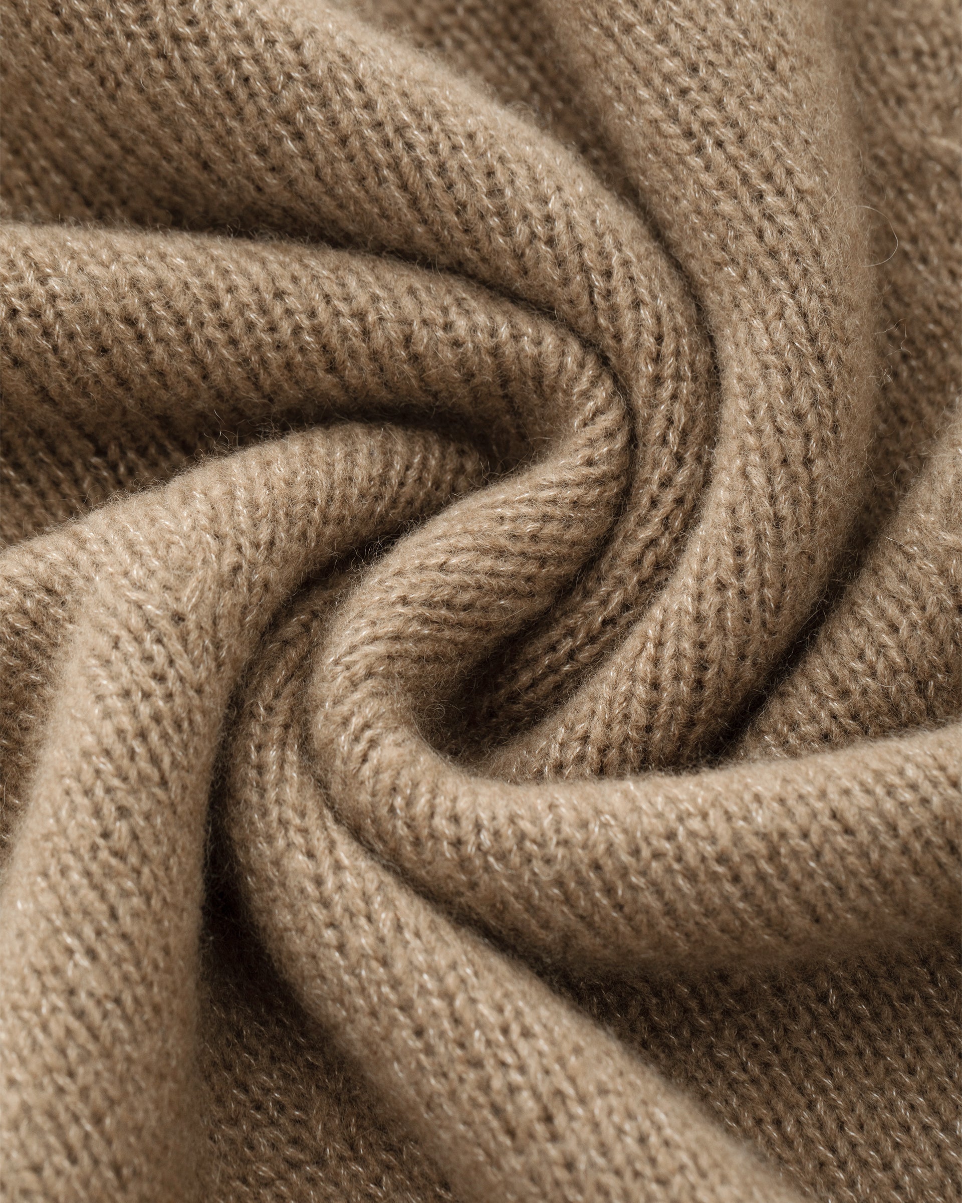 Damen Strickrock aus 75 % Kaschmir und 25 % Seide in Warm Sand – glatt gestrickter Rock in grober Strickqualität mit figurbetonter A-Linie und Midi-Länge. Das Modell verfügt über einen Taillenbund mit Gummizug und verbindet eine feminine Silhouette mit hohem Tragekomfort.