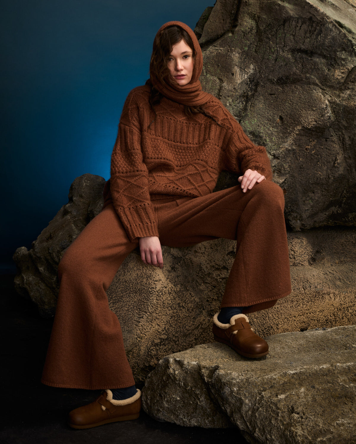 Damen Pullover aus 75% Kaschmir, 25% Seide in Maple – Pullover mit verschiedenen Strickmustern, Oversized-Passform, überschnittenen Schultern und langen, relaxten Ärmeln.